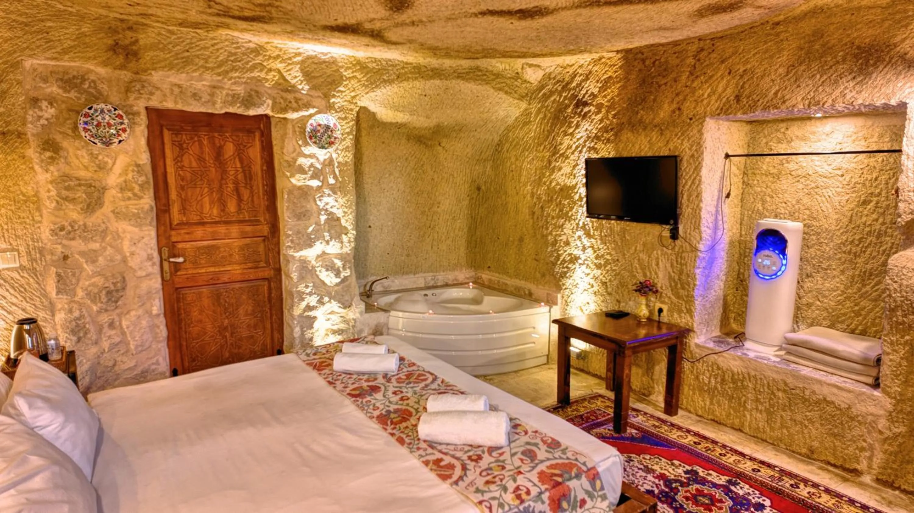 TV and multimedia, Bed in Shiraz Cave Cappadocia