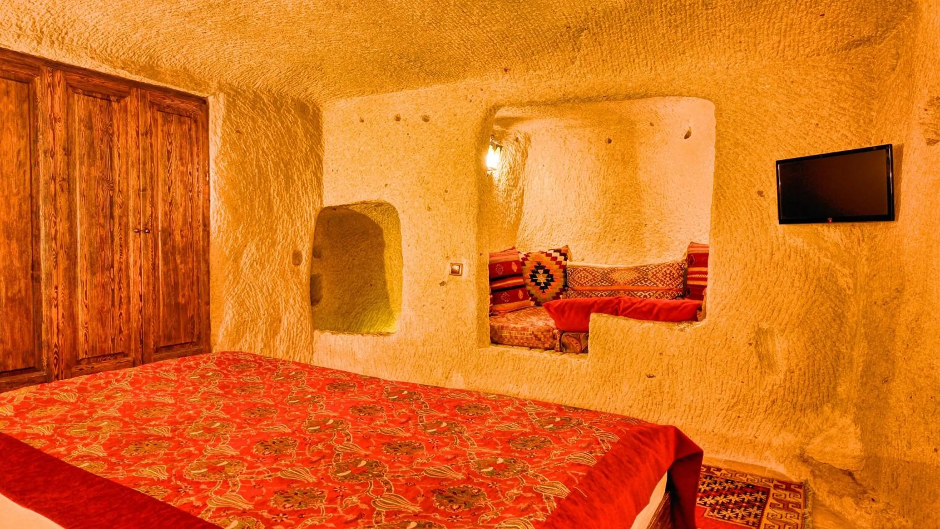 TV and multimedia, Bed in Shiraz Cave Cappadocia