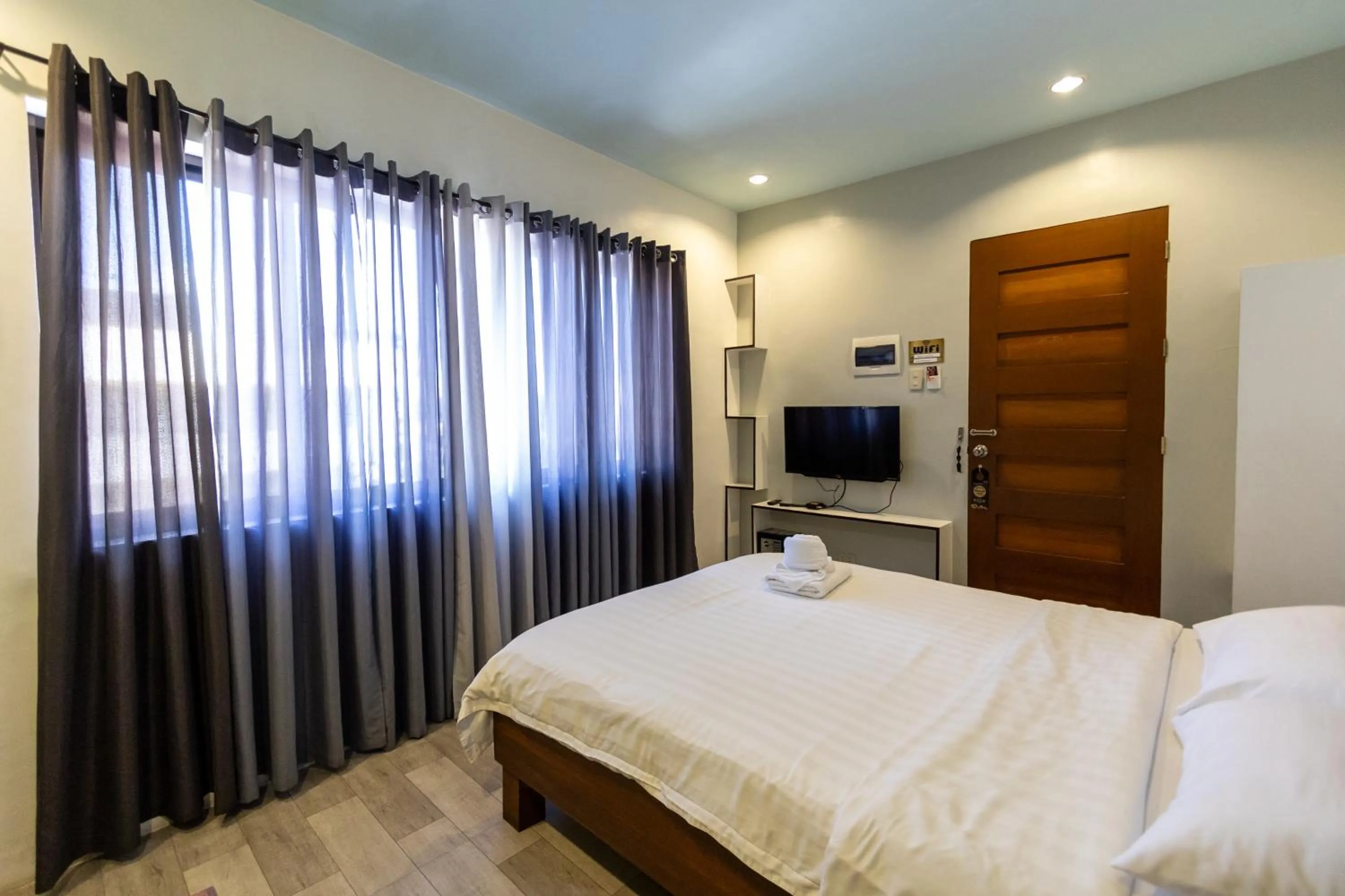 Photo of the whole room, Bed in Kayong's Inn