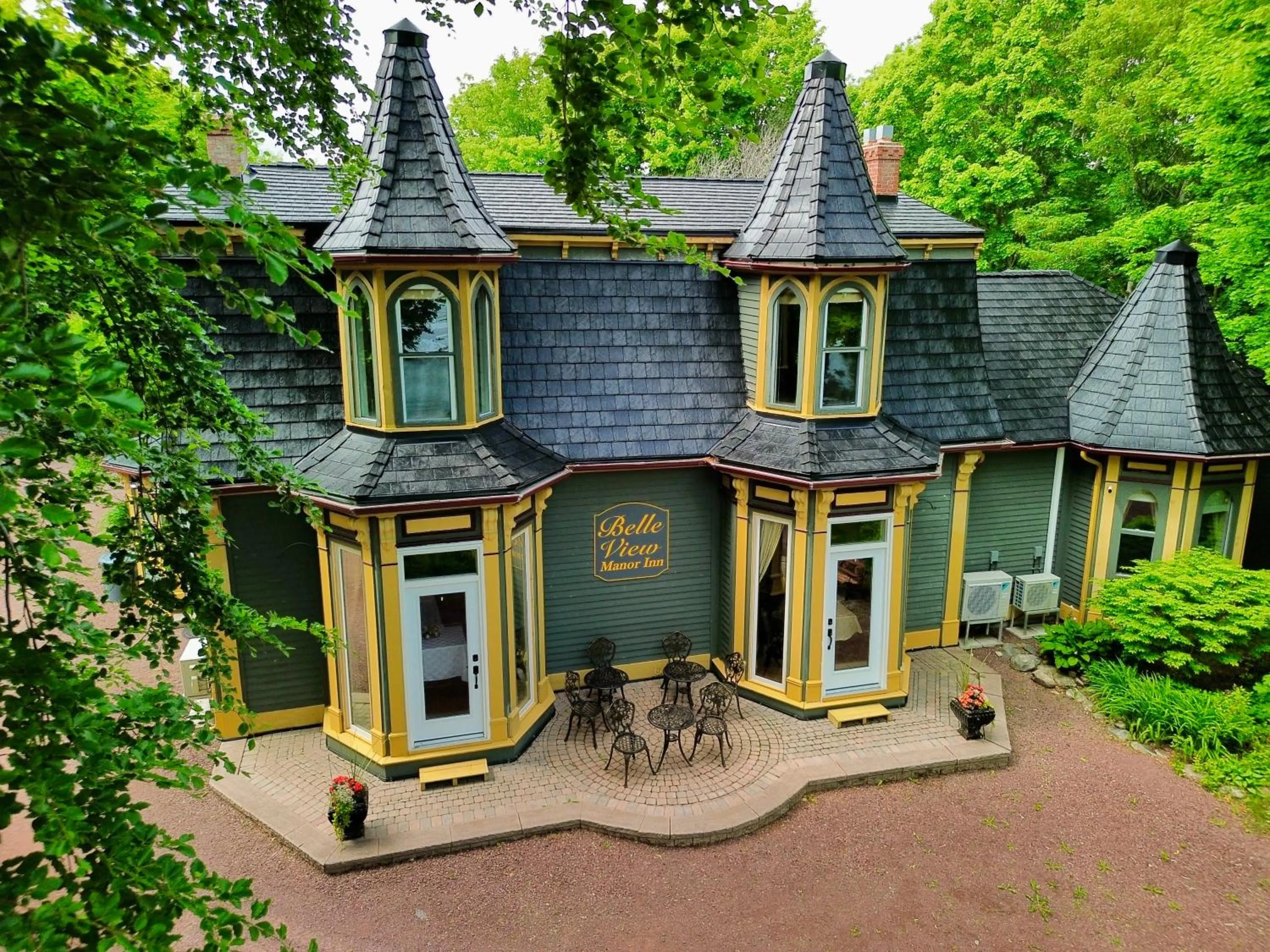 Property building in Belle View Manor Inn