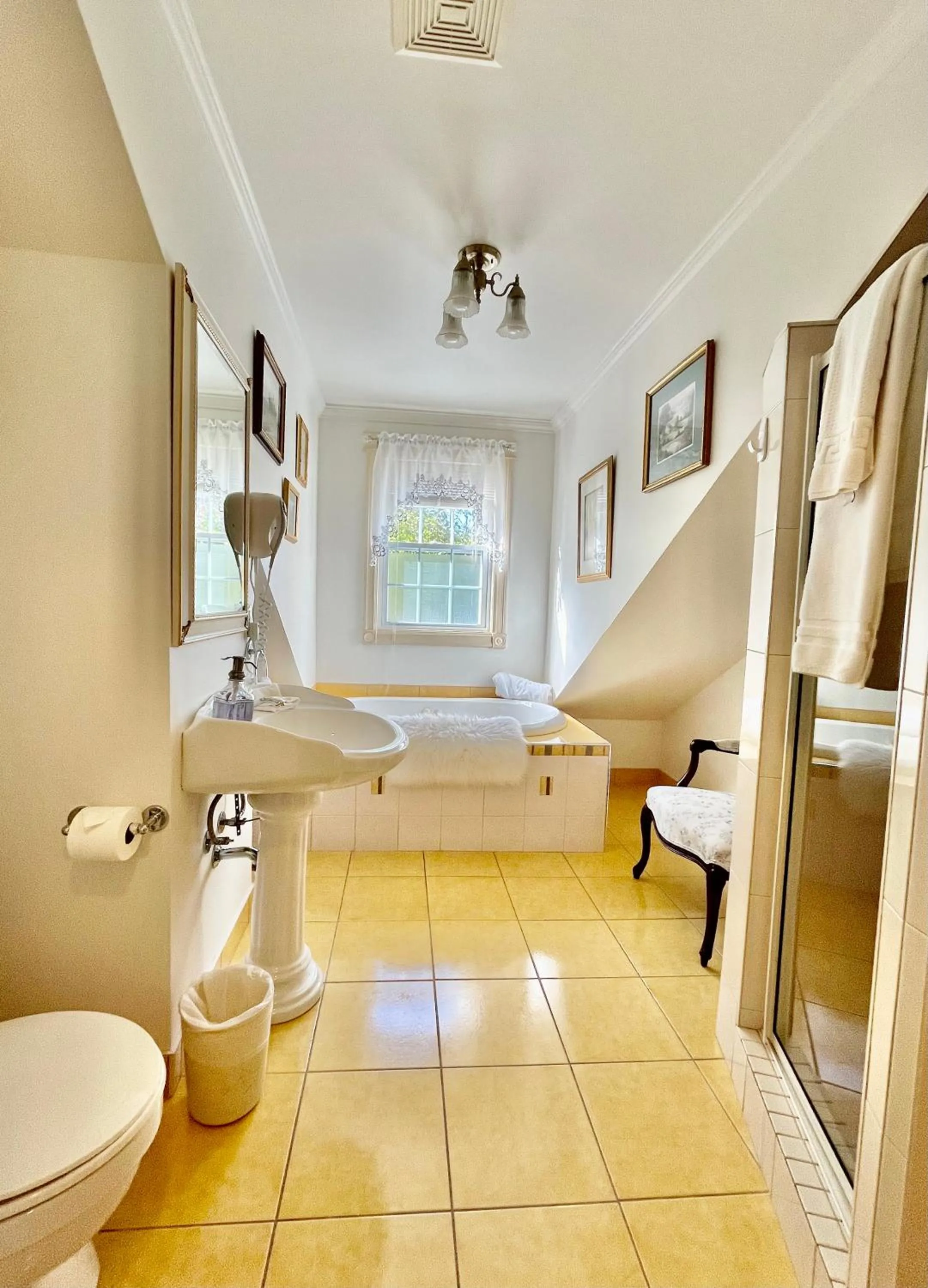 Bathroom in Belle View Manor Inn