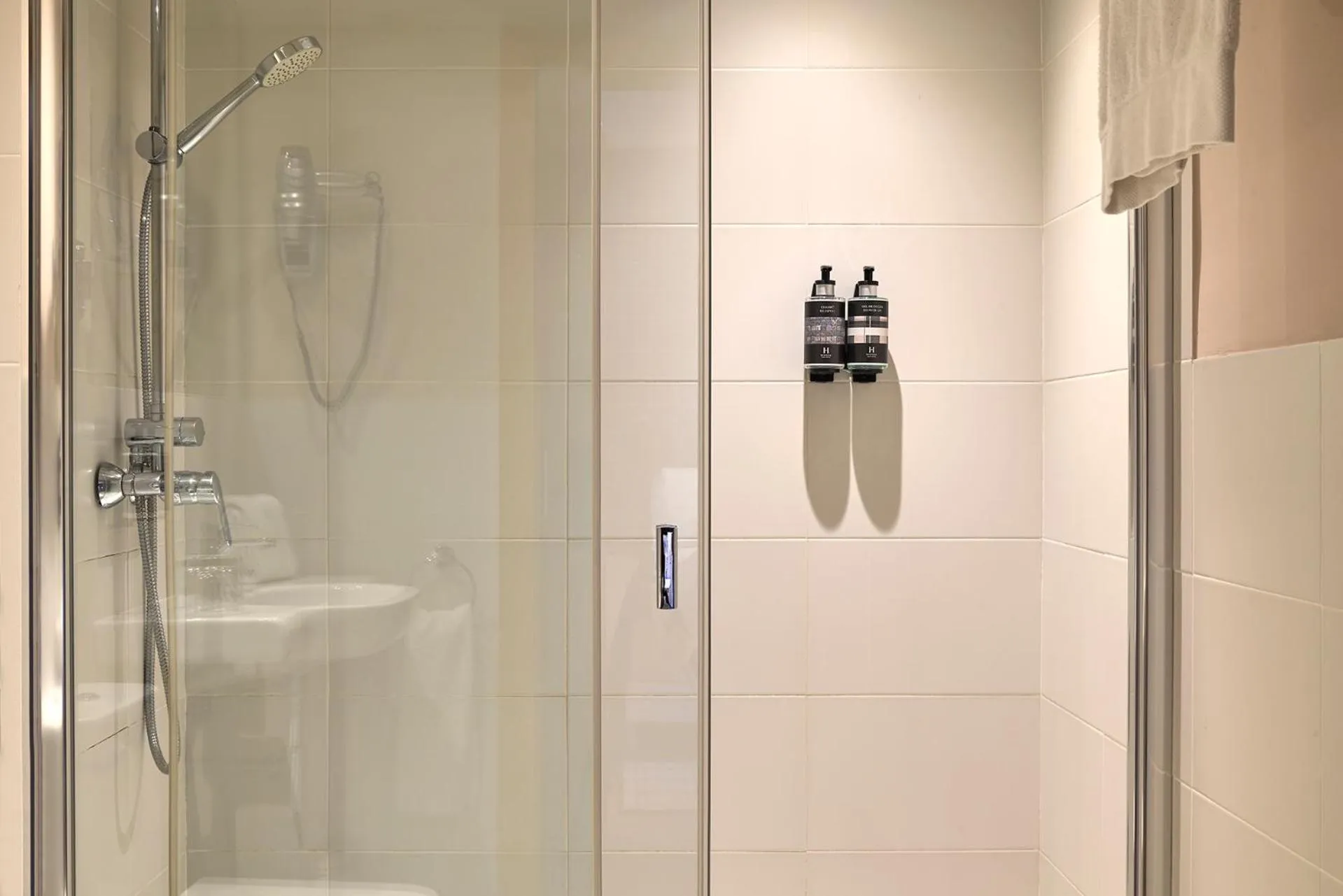 Shower in Hesperia Barcelona Barri Gòtic