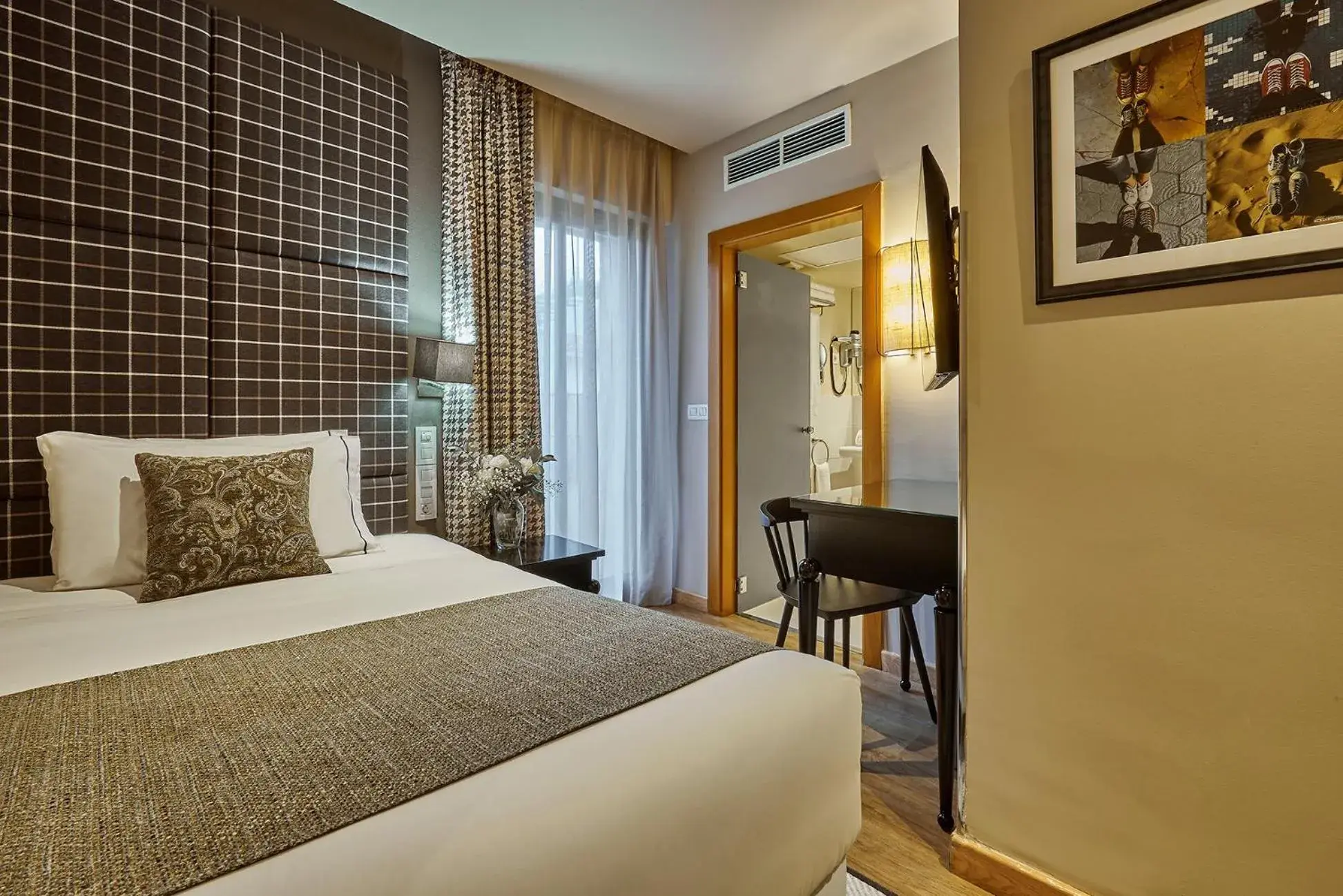 Comfort Single Room in Hesperia Barcelona Barri Gòtic Comfort Single Room in Hesperia Barcelona Barri Gòtic