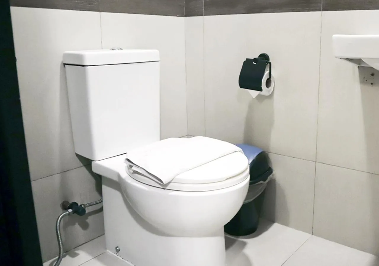 Toilet in mySTAY Hotel BGC West