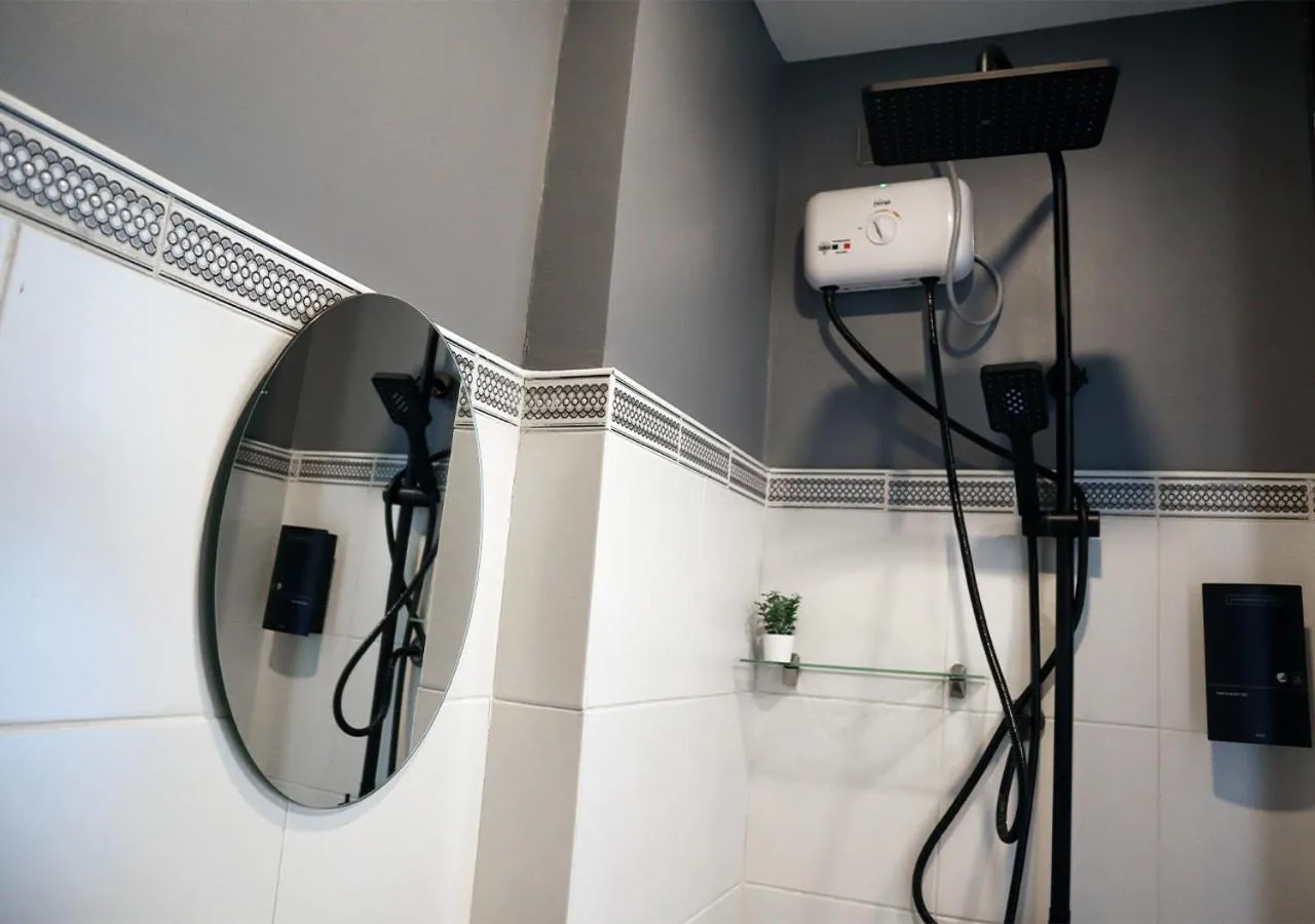 Shower in mySTAY Hotel BGC West