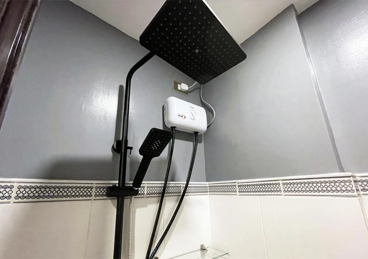 Shower in mySTAY Hotel BGC West