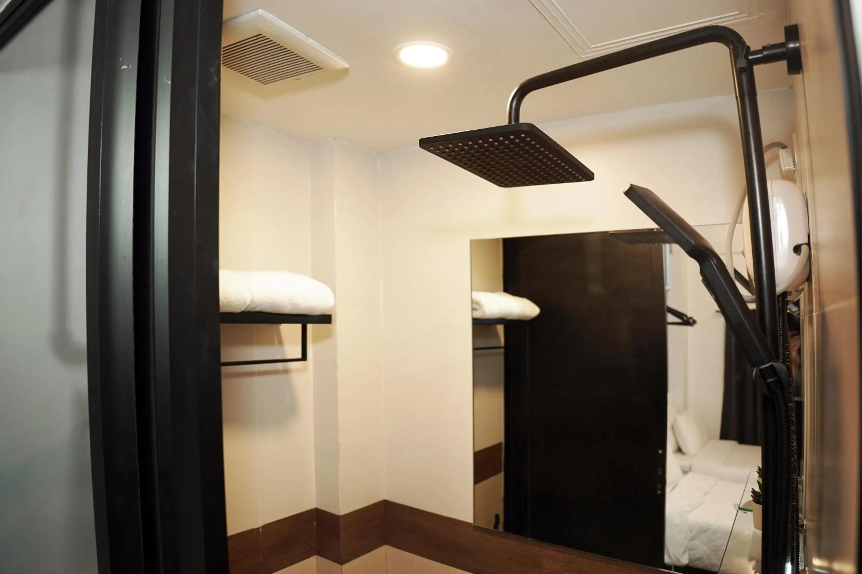 Shower in mySTAY Hotel BGC West