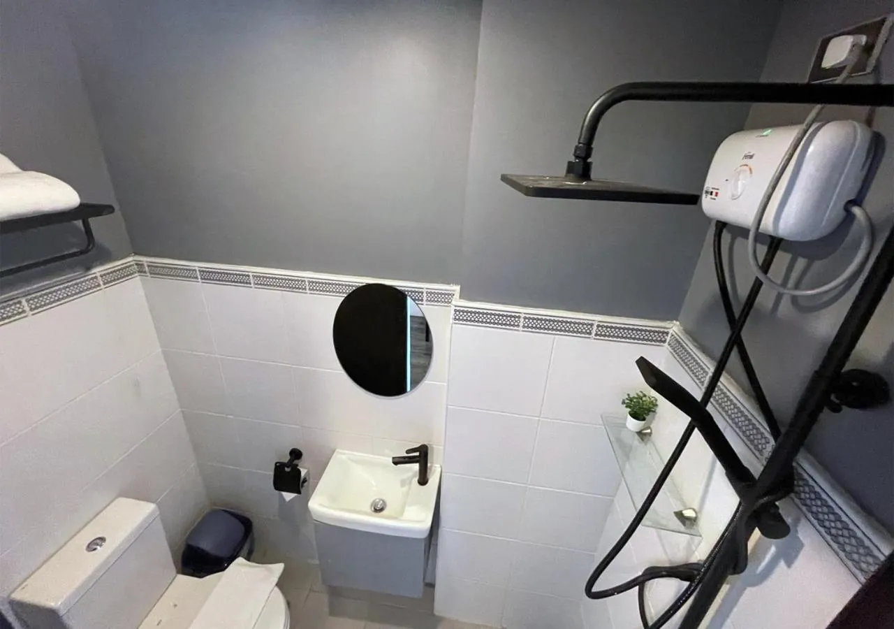 Shower in mySTAY Hotel BGC West