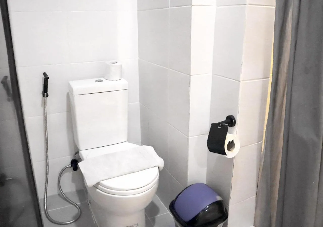 Toilet in mySTAY Hotel BGC North