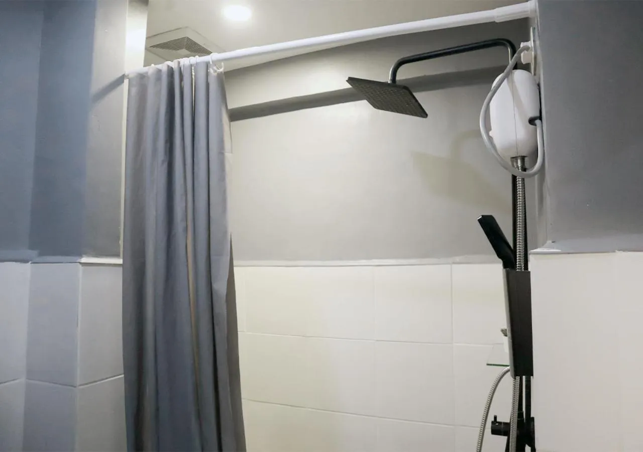 Shower in mySTAY Hotel BGC North