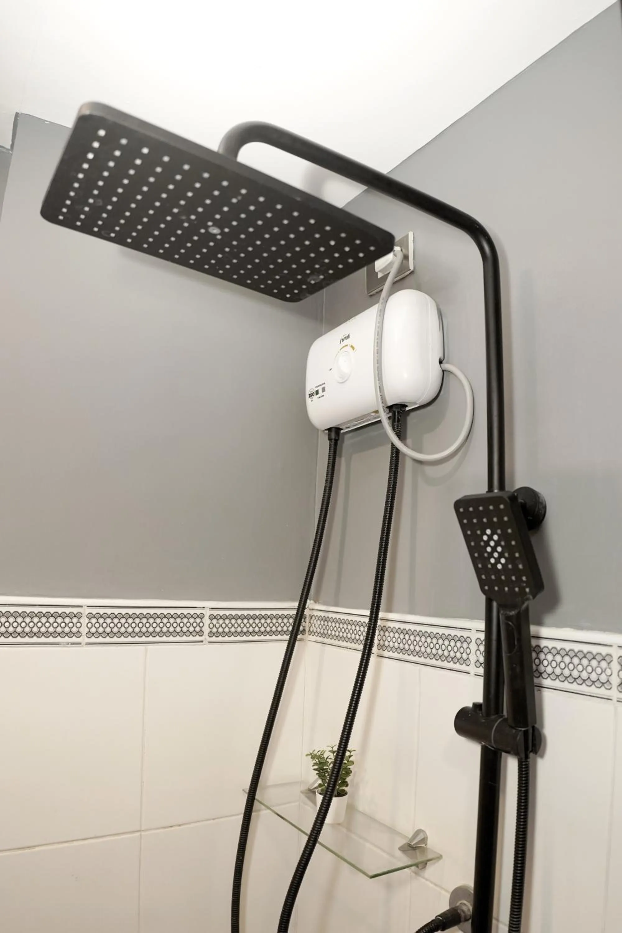 Shower in mySTAY Hotel BGC North