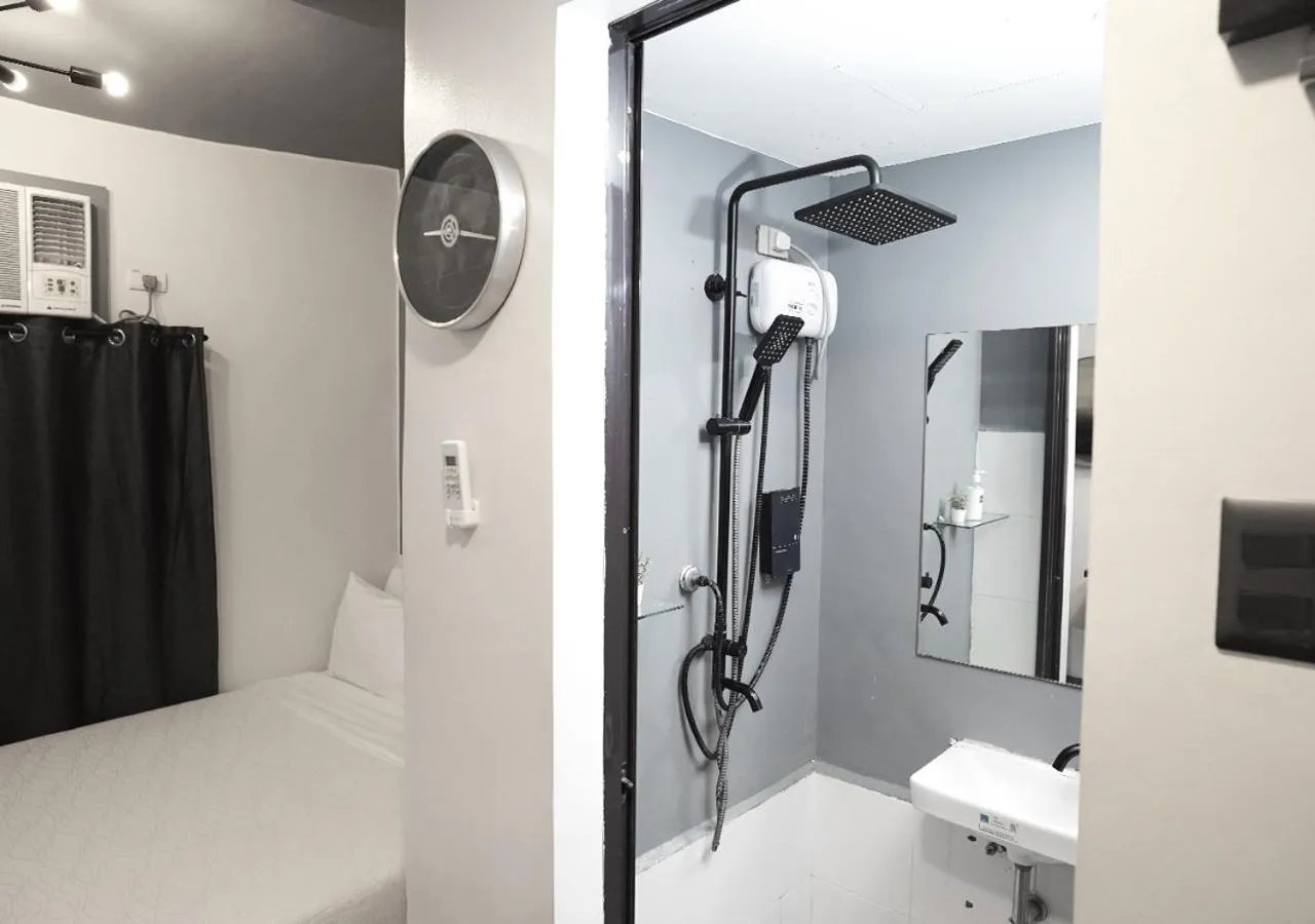 Shower in mySTAY Hotel BGC North