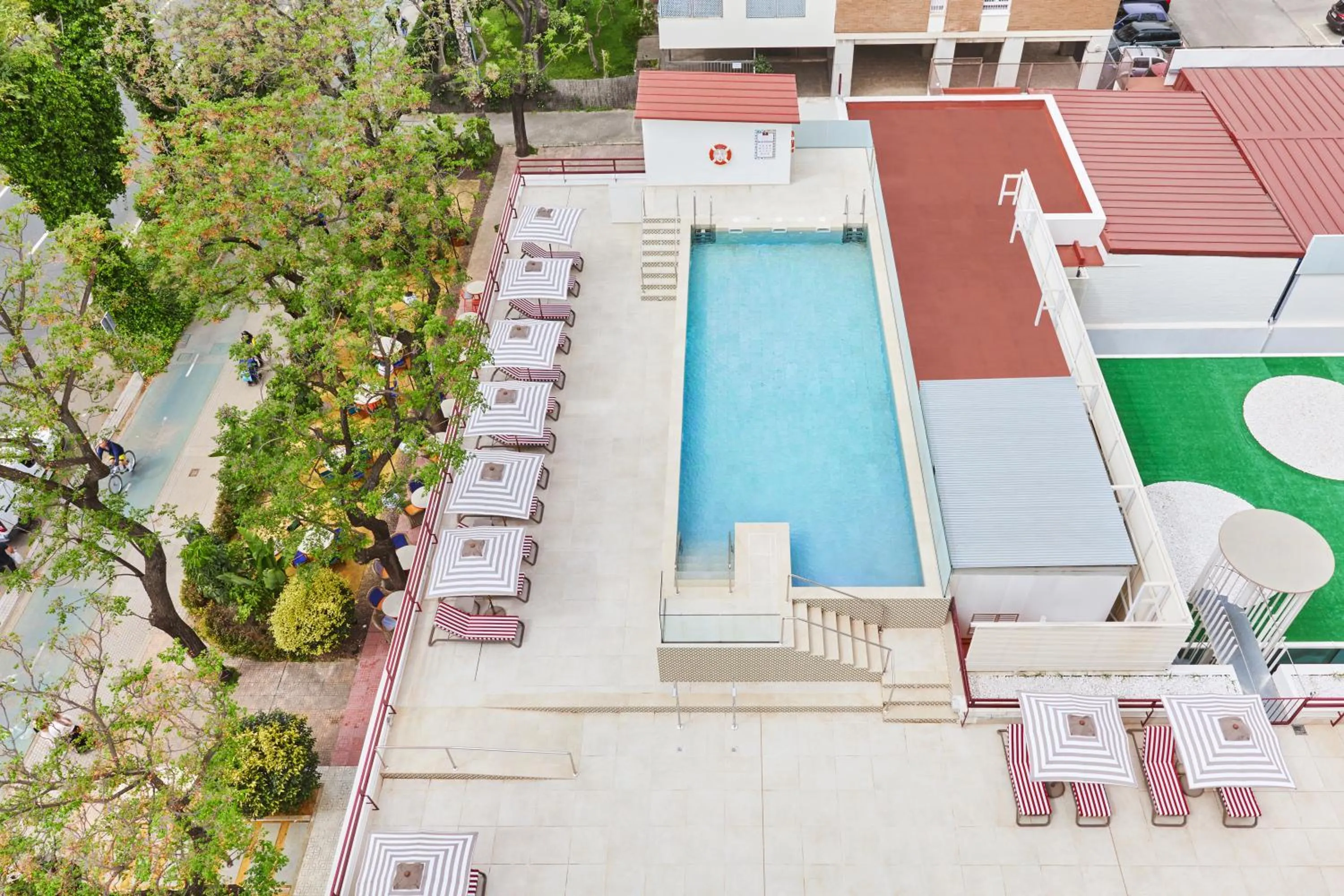 Swimming pool in Hesperia Sevilla