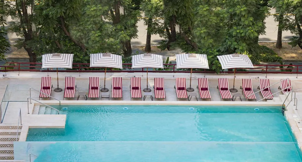 Swimming pool in Hesperia Sevilla