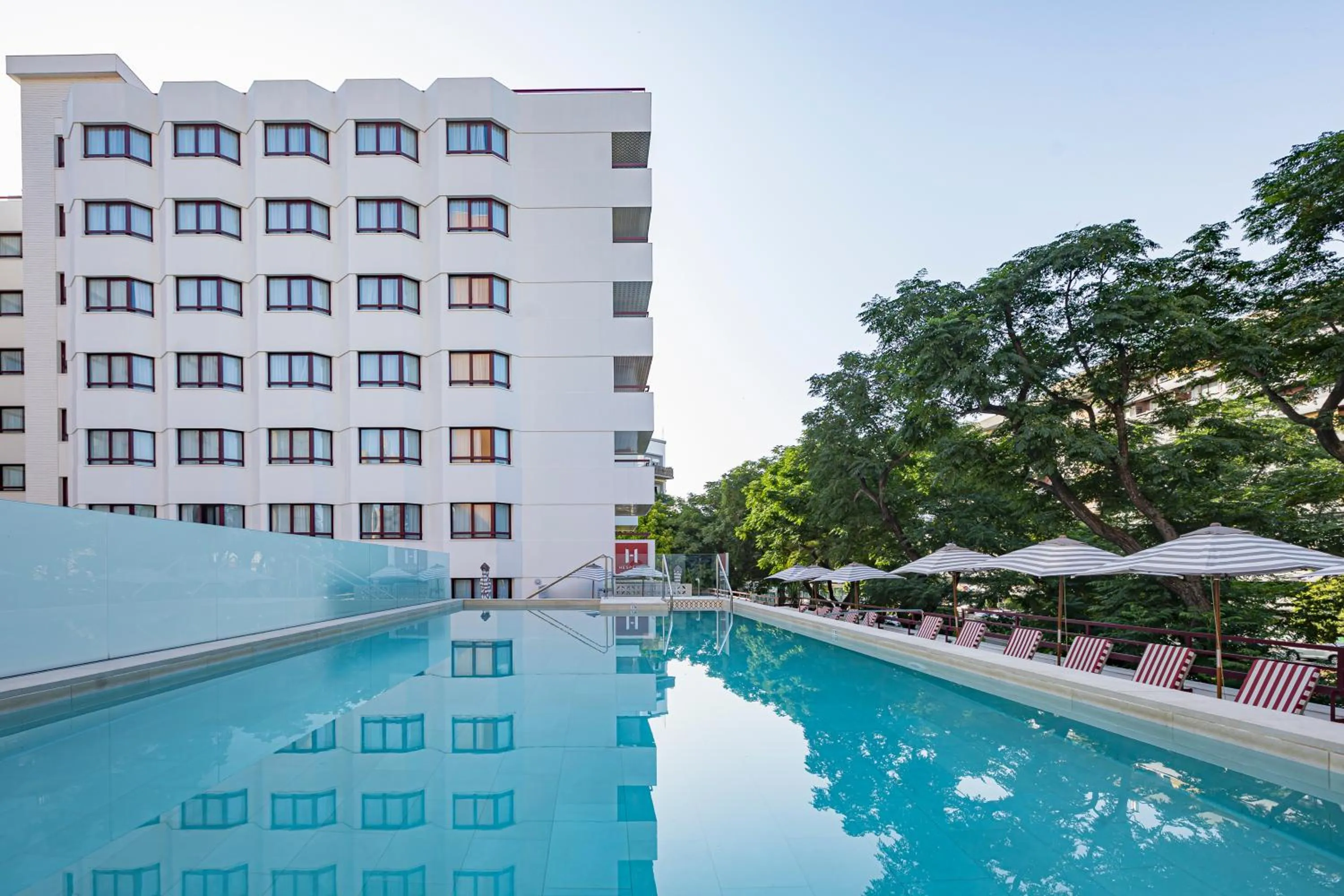 Swimming pool in Hesperia Sevilla