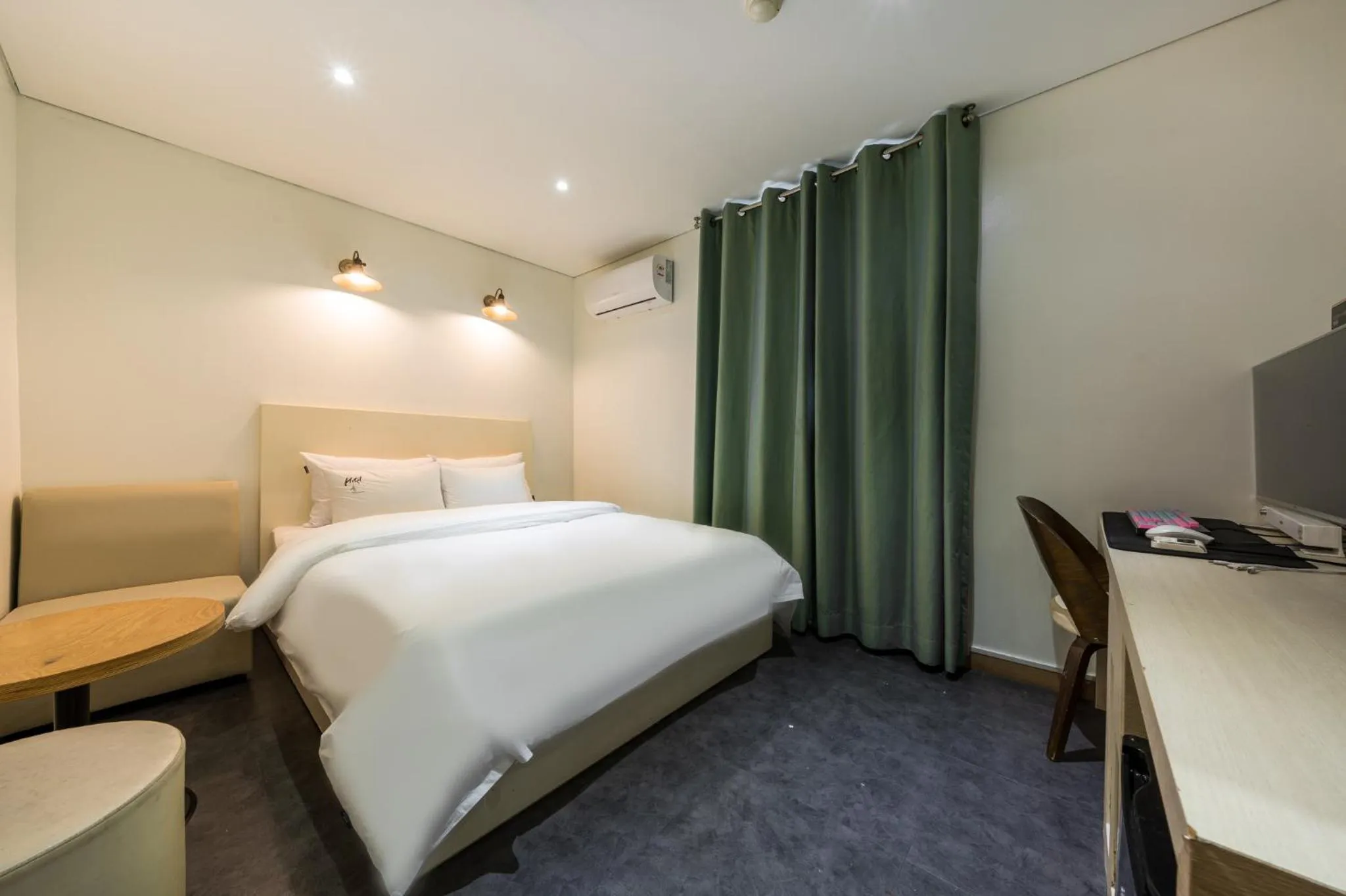 Property building, Bed in Laria Hotel