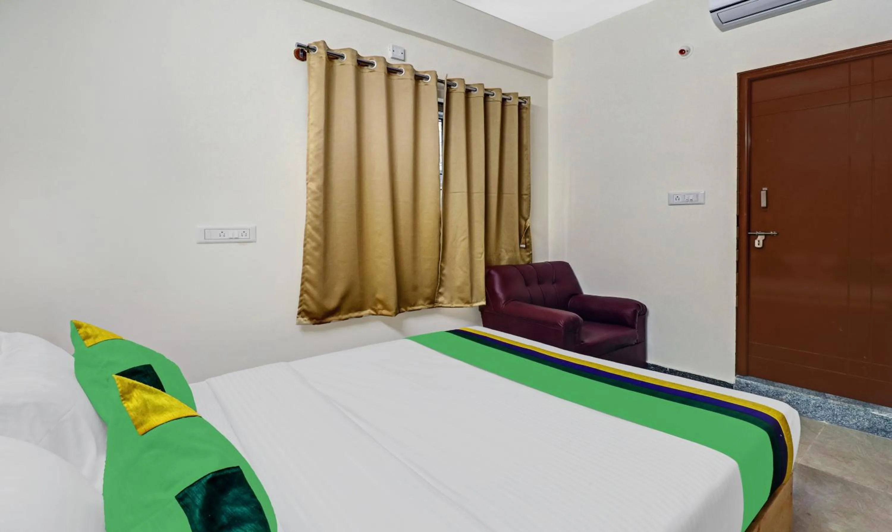 Bedroom, Bed in Treebo SLN Heritage