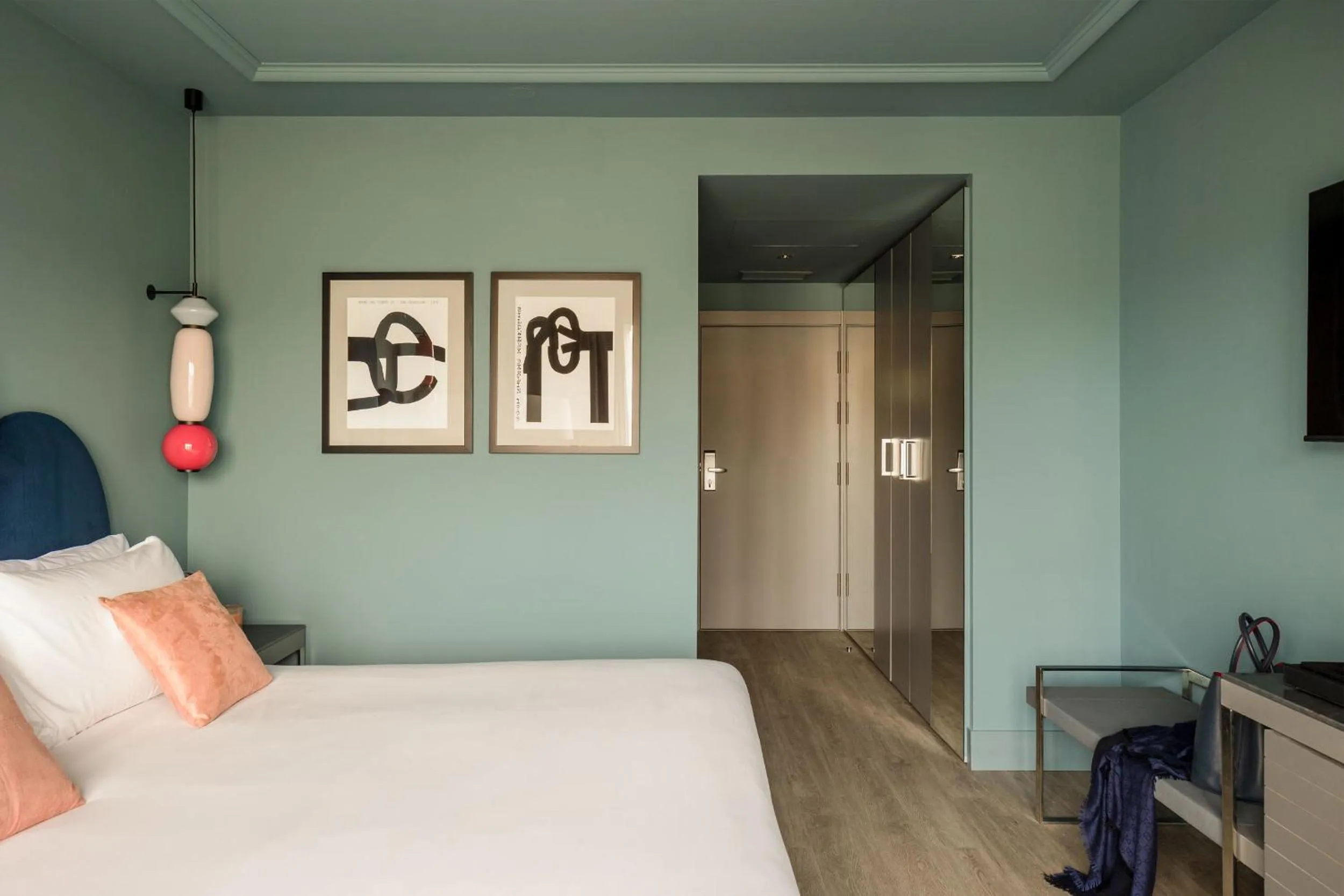 Photo of the whole room, Bed in Hotel Antik San Sebastián