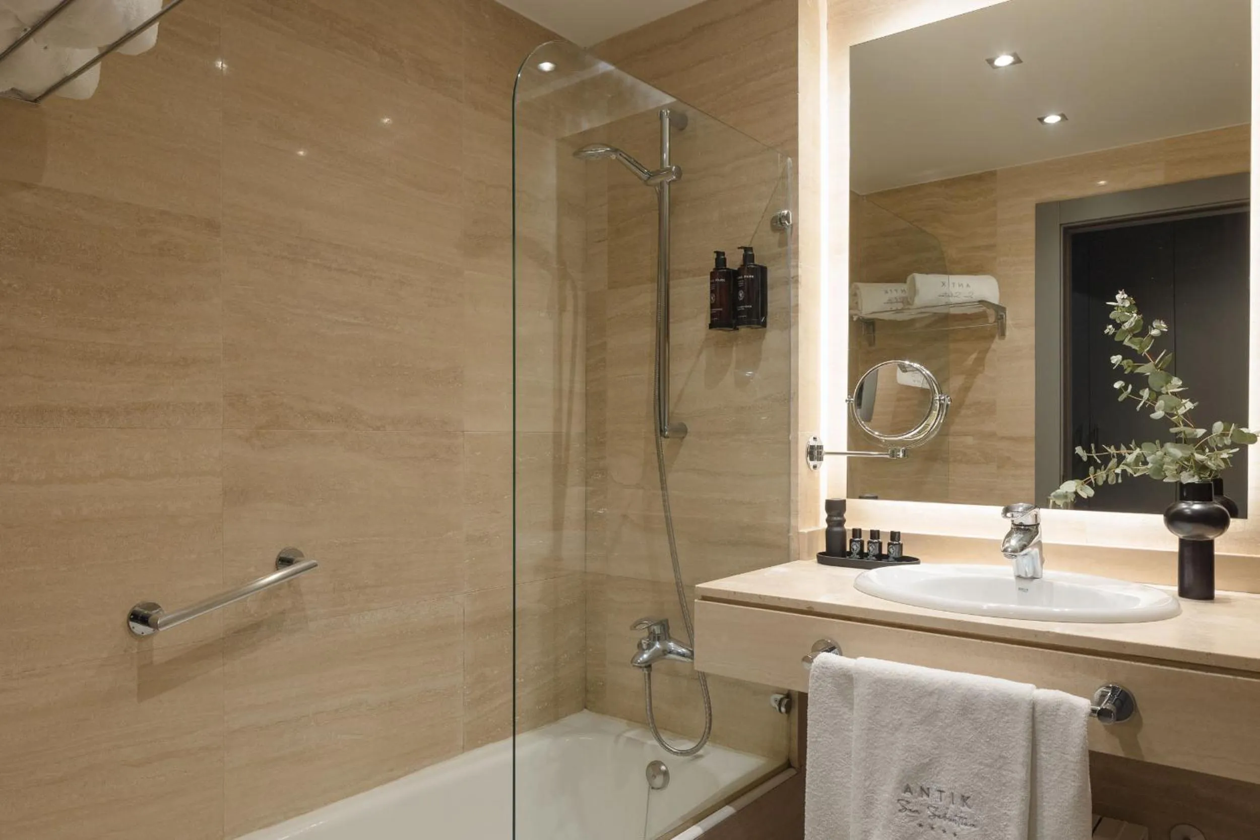 Bathroom in Hotel Antik San Sebastián