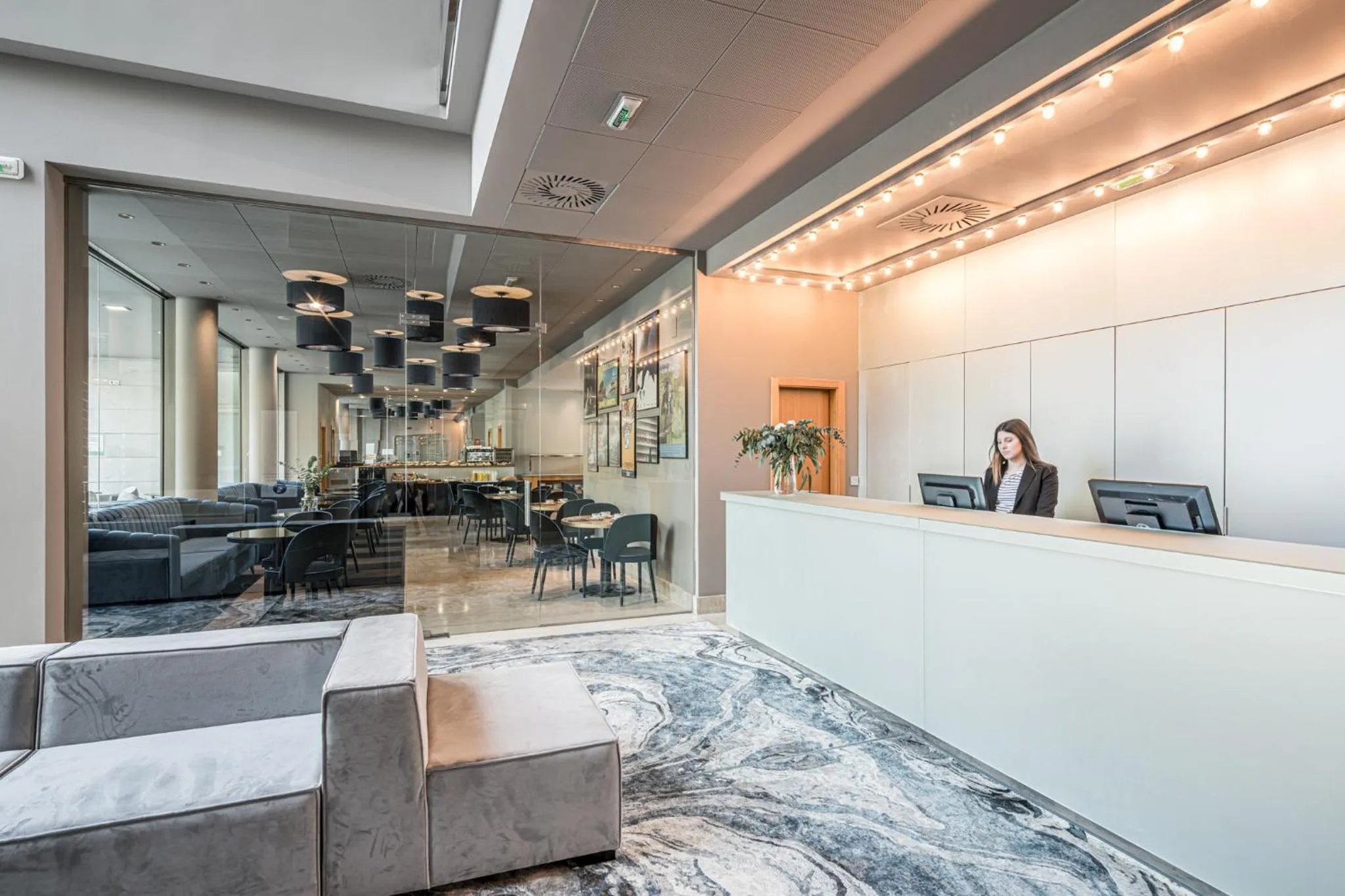 Lobby or reception in Hotel Antik San Sebastián