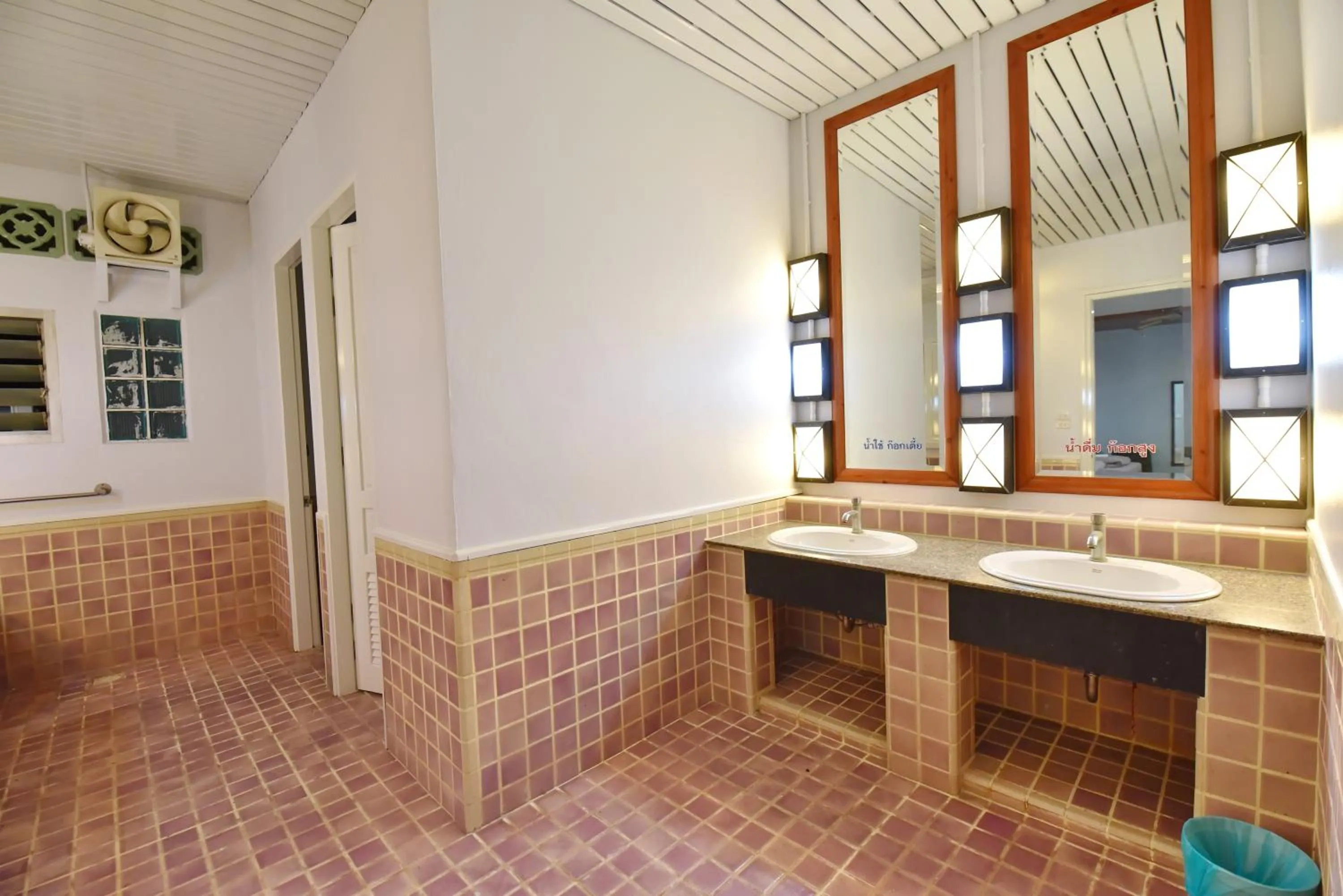 Bathroom in 97 Merryland Apartments & Hotel