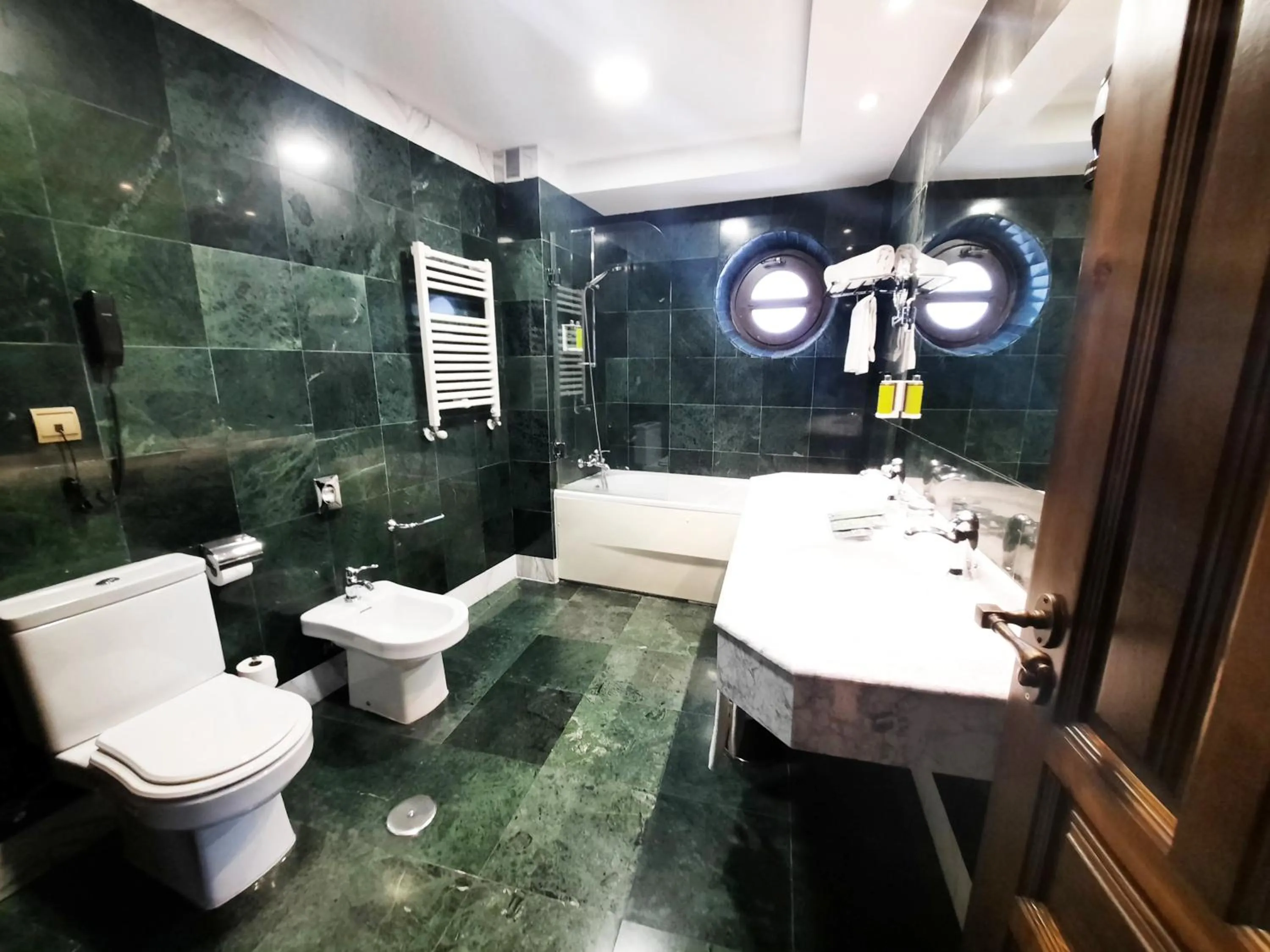 Photo of the whole room in Sercotel Palacio de los Gamboa