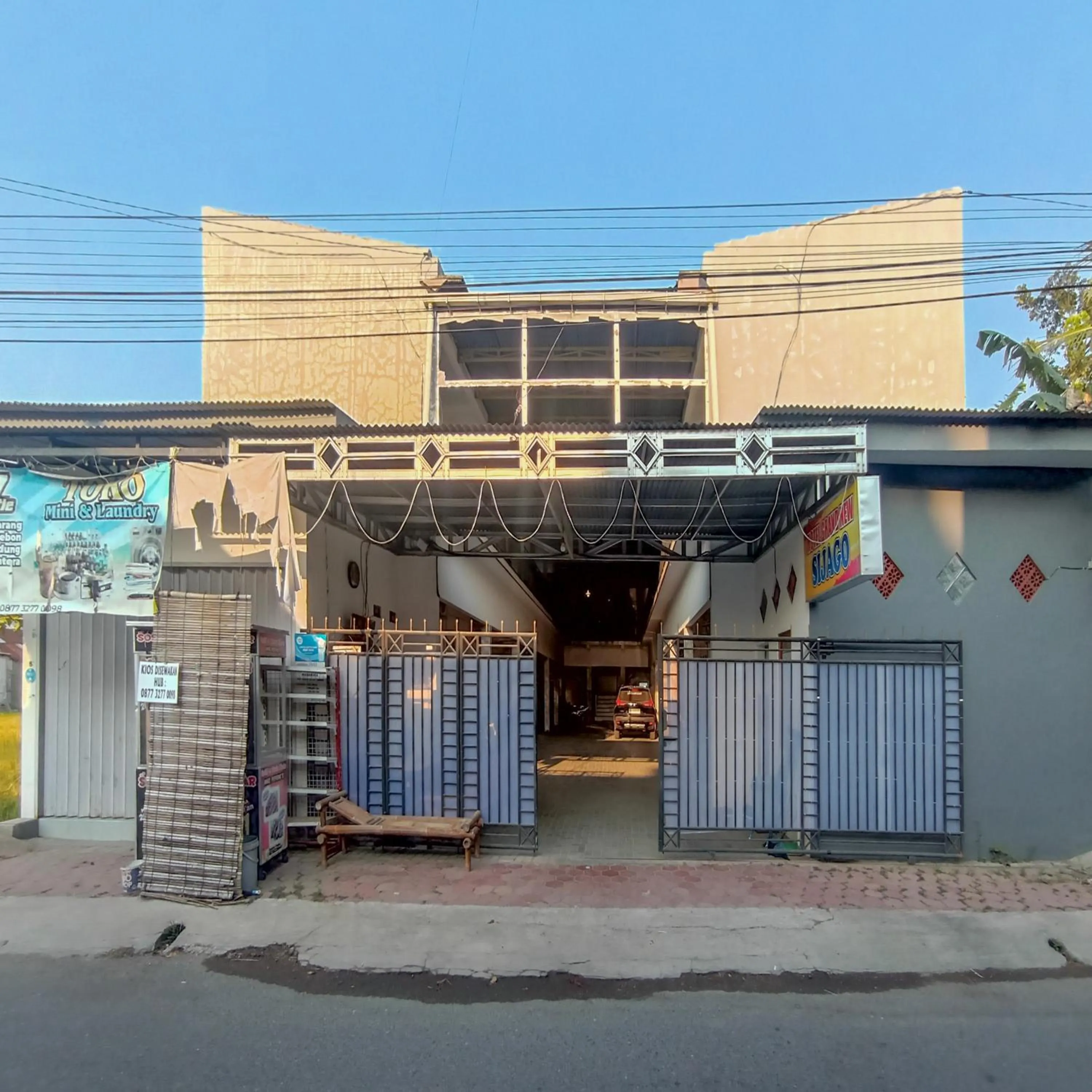 Facade/entrance in Hotel Grand New Si Jago Mitra RedDoorz