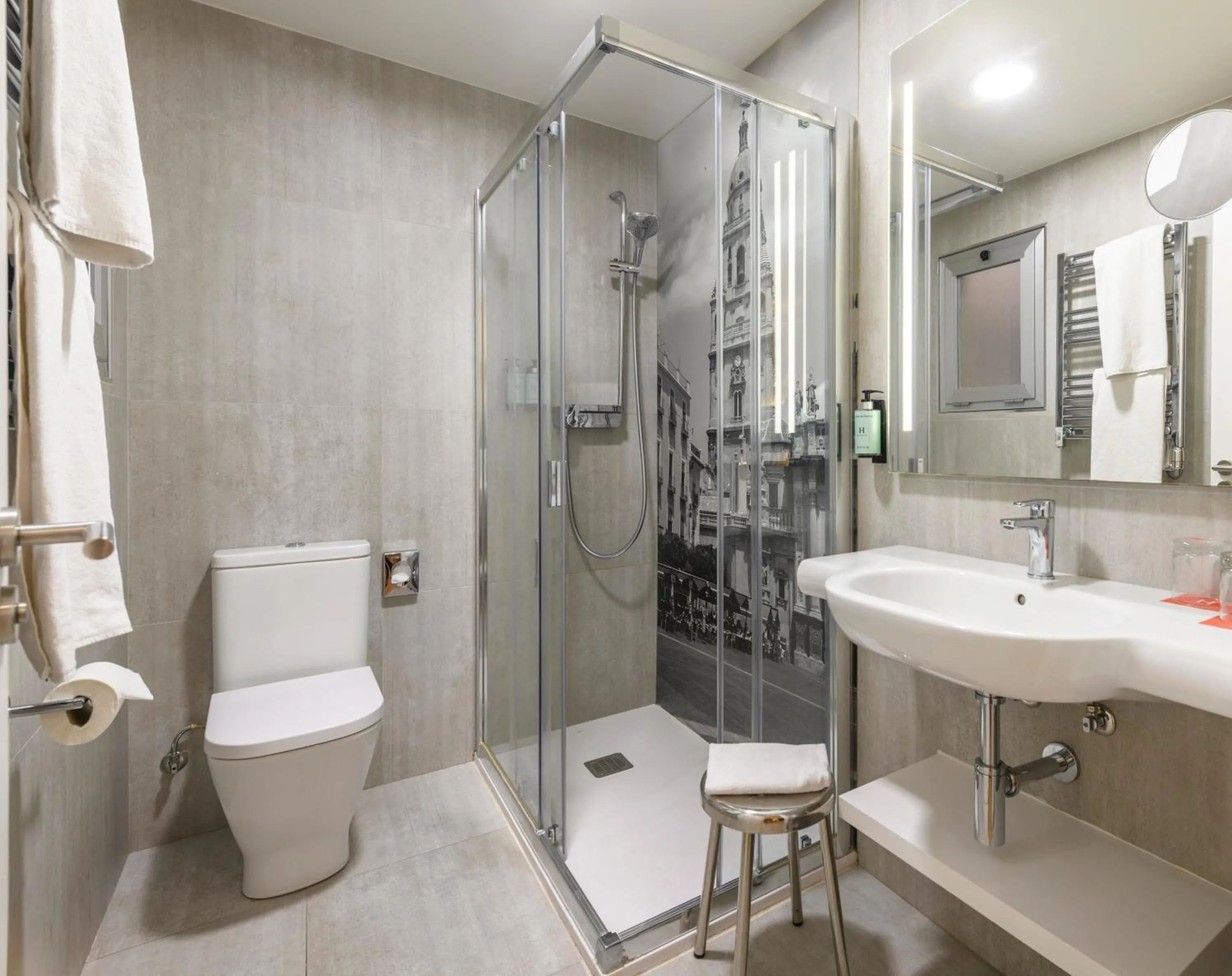 Shower in Hesperia Murcia Centro