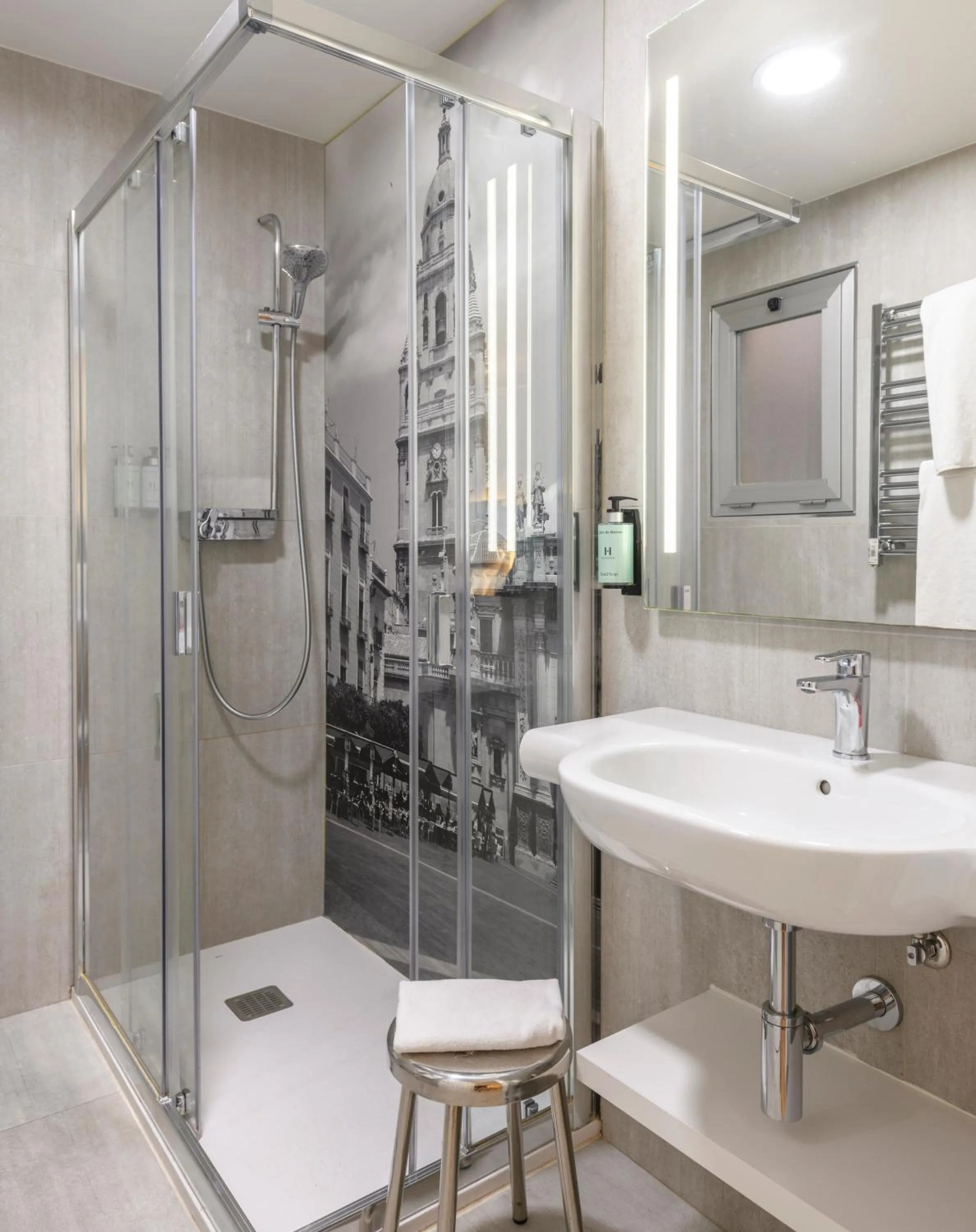 Shower in Hesperia Murcia Centro