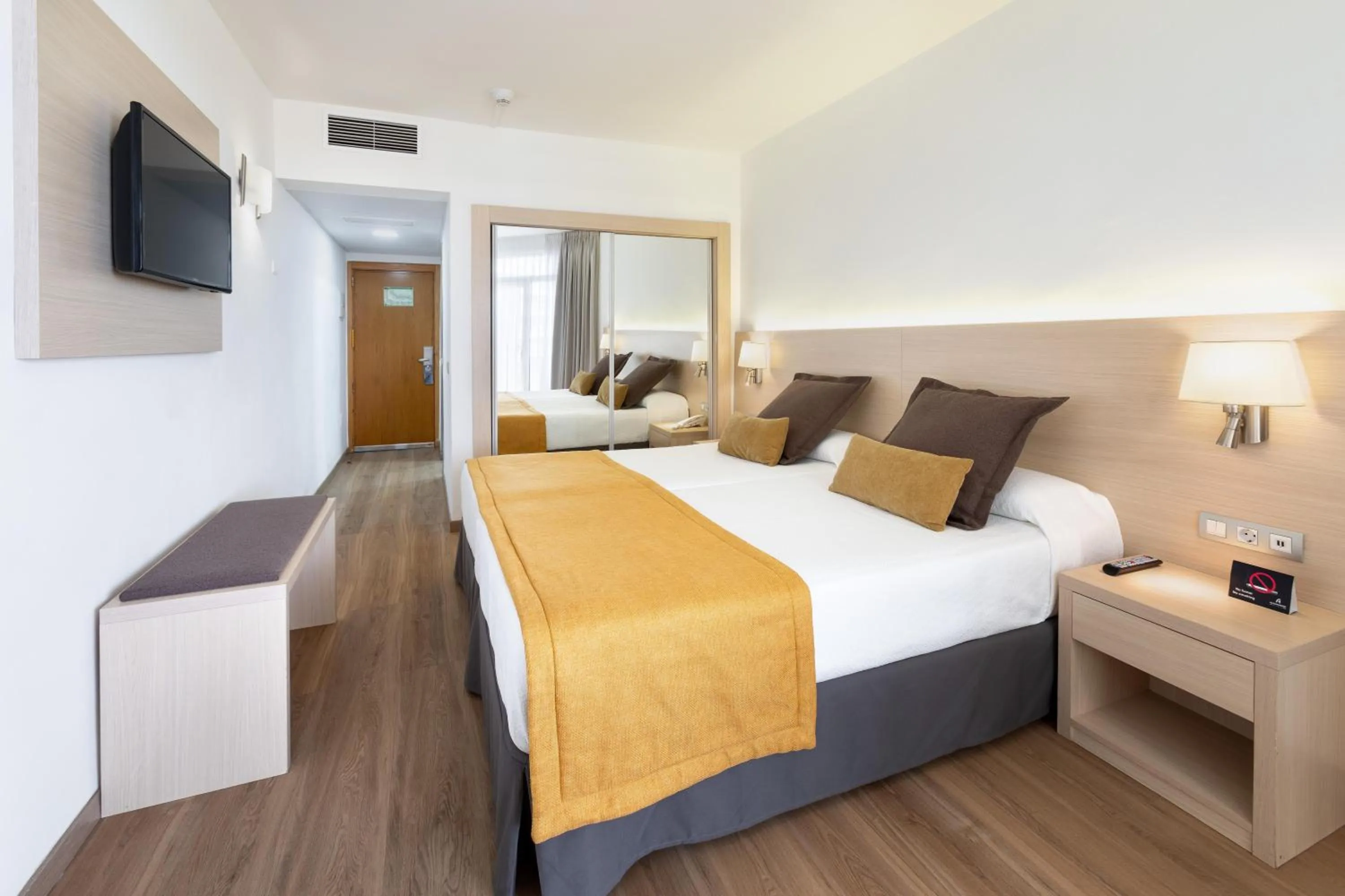 Photo of the whole room, Bed in Alexandre Troya