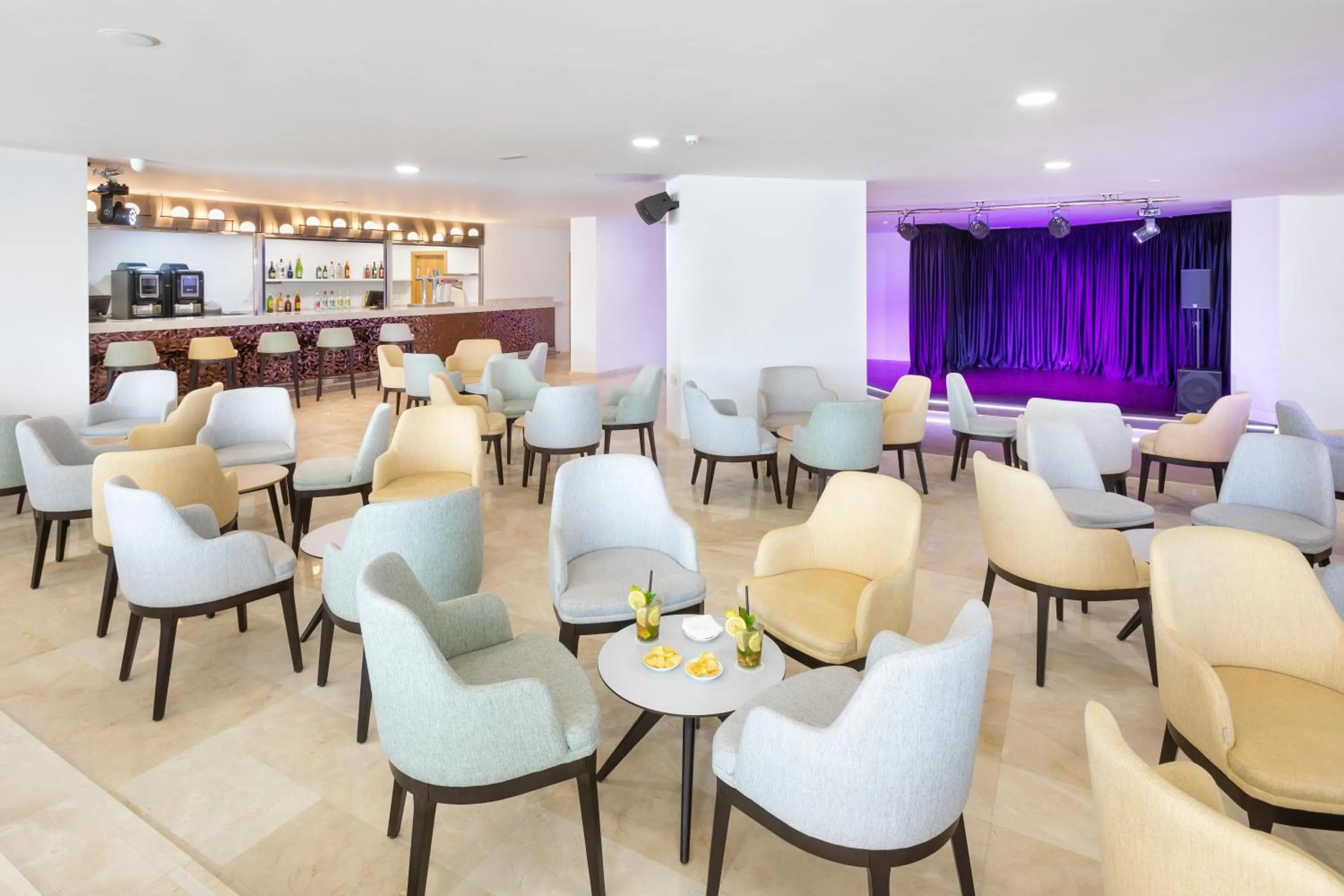 Lounge or bar in Alexandre Troya