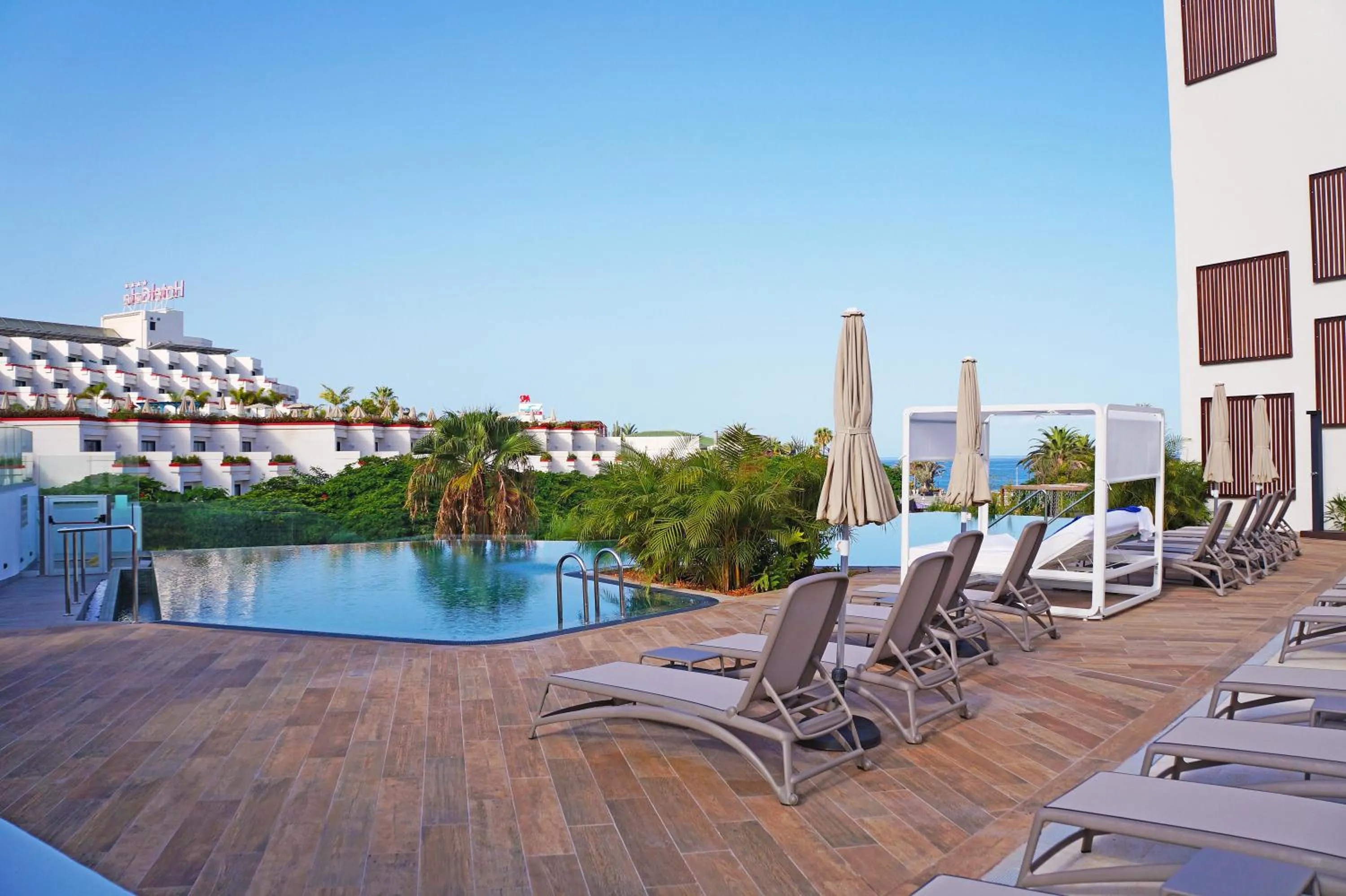 Swimming pool in Alexandre Troya