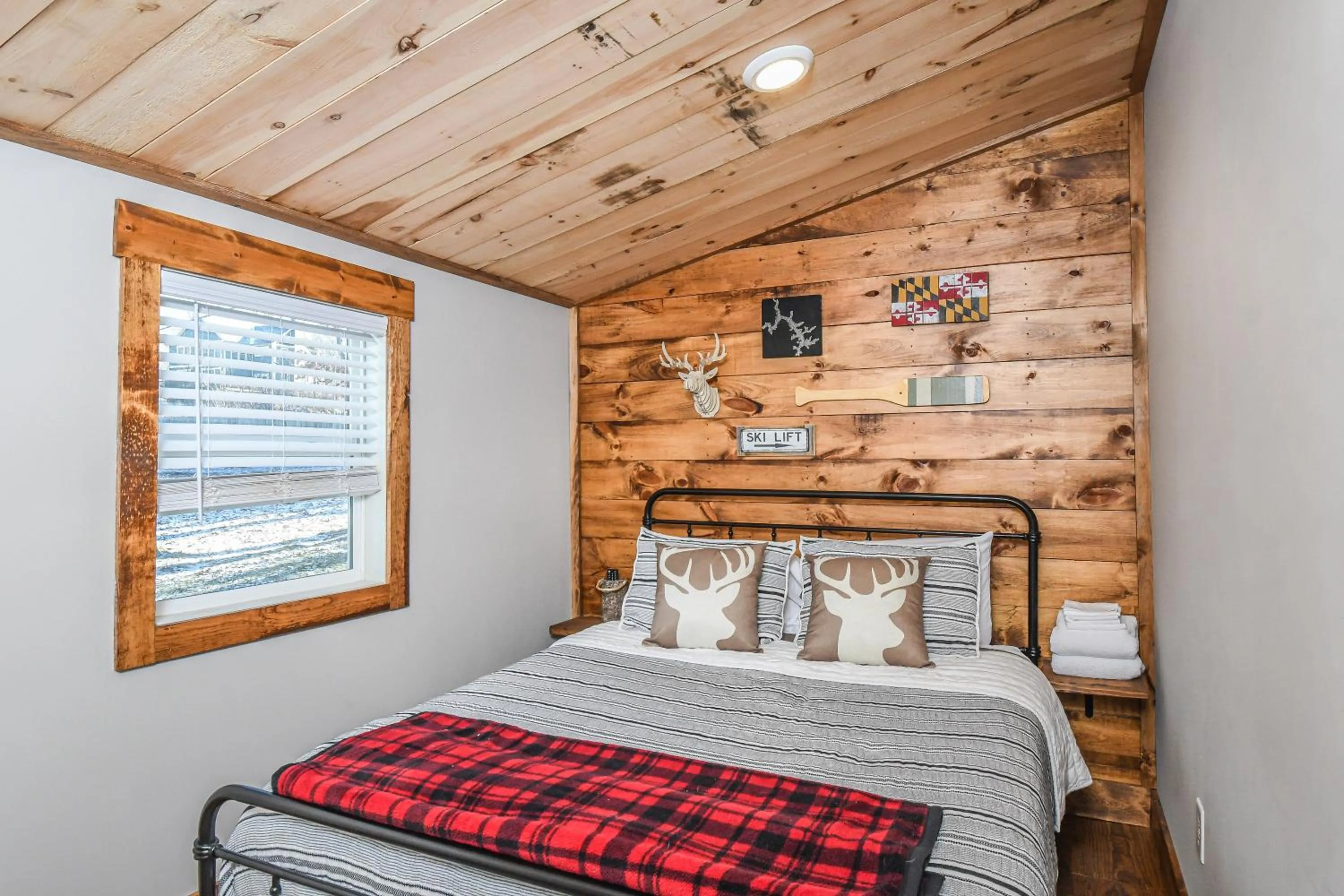 Property building, Bed in Kare Bear Cabin
