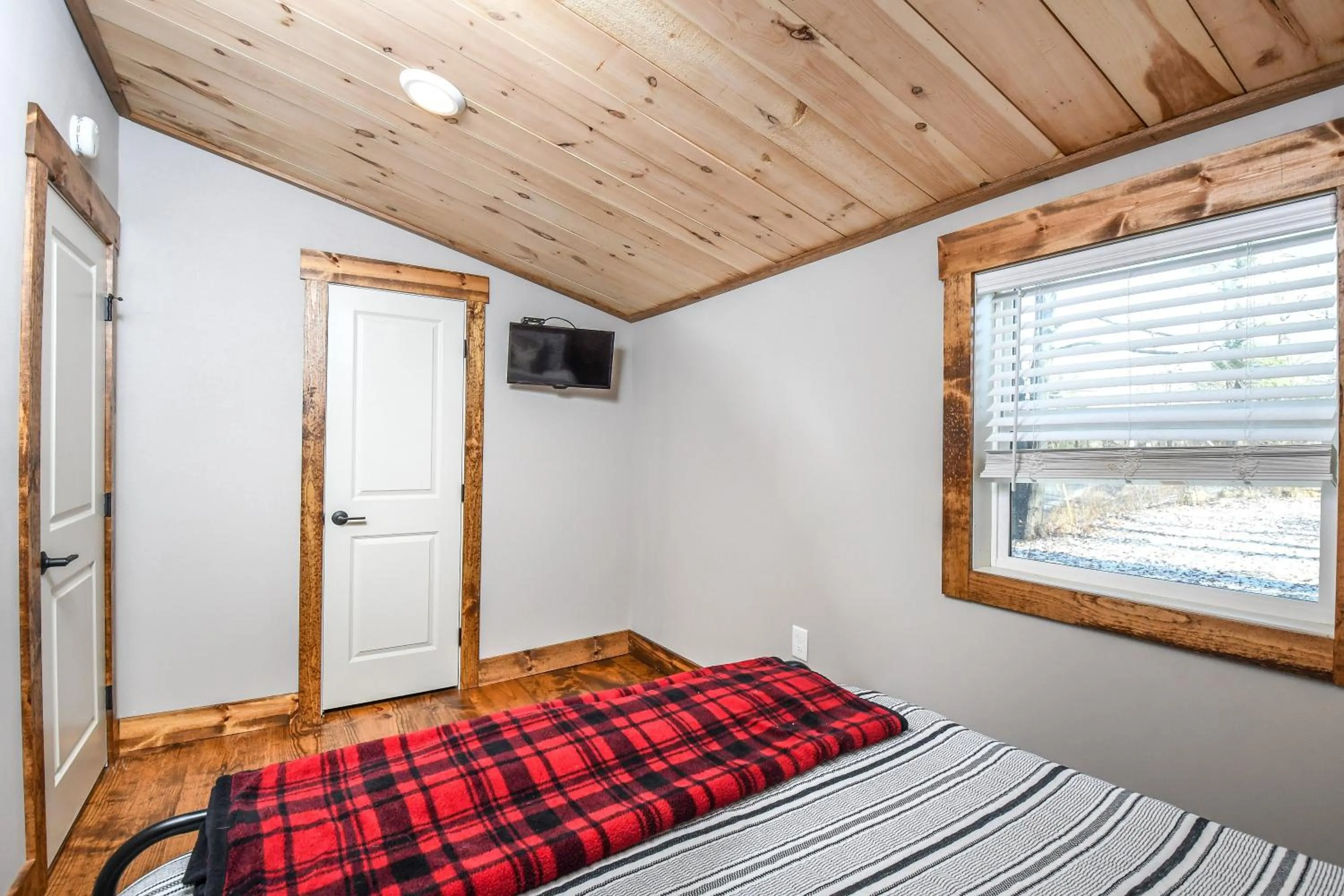 Property building, Bed in Kare Bear Cabin