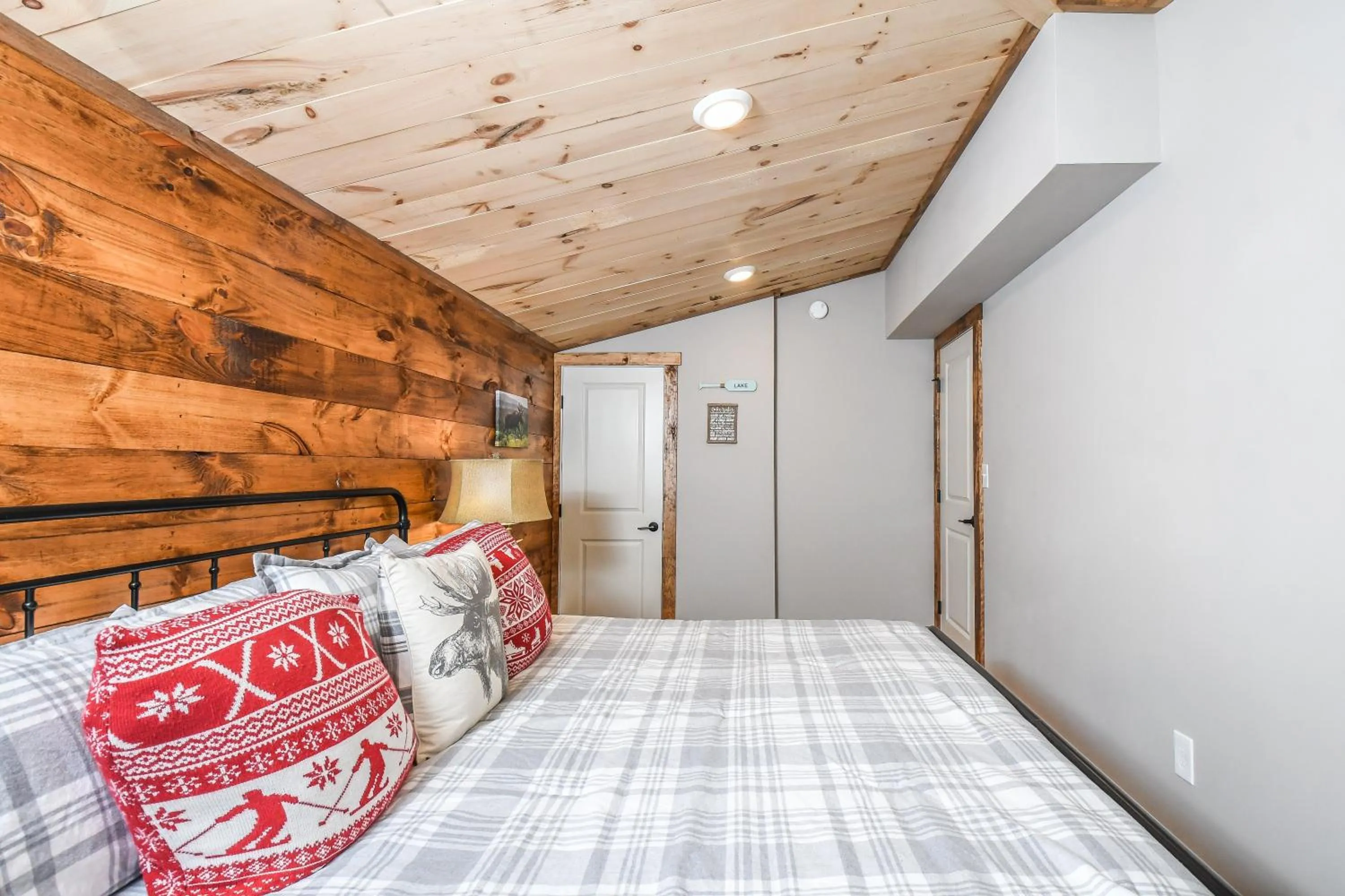 Property building, Bed in Kare Bear Cabin