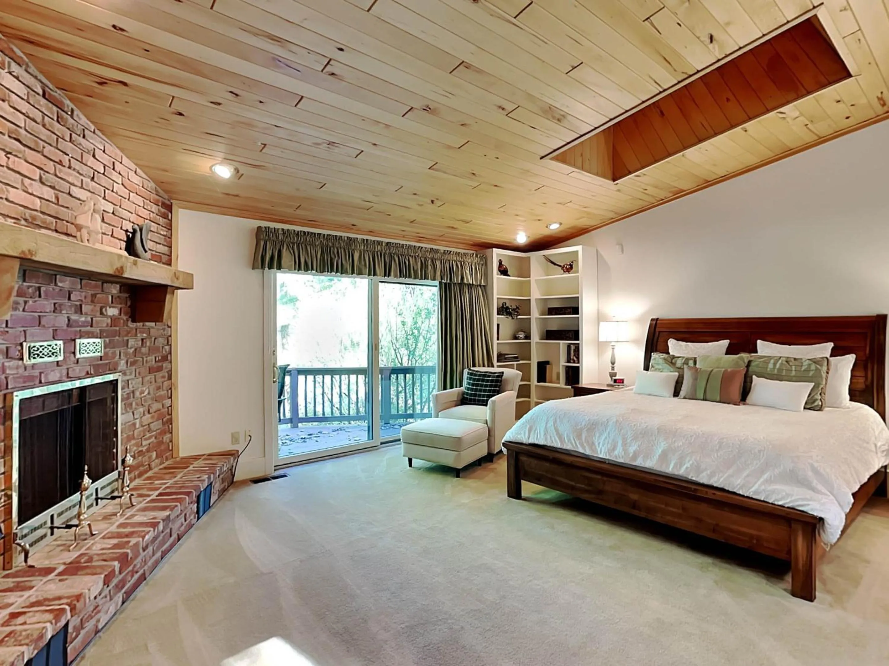 Bed in Shelby-on-the-Lake