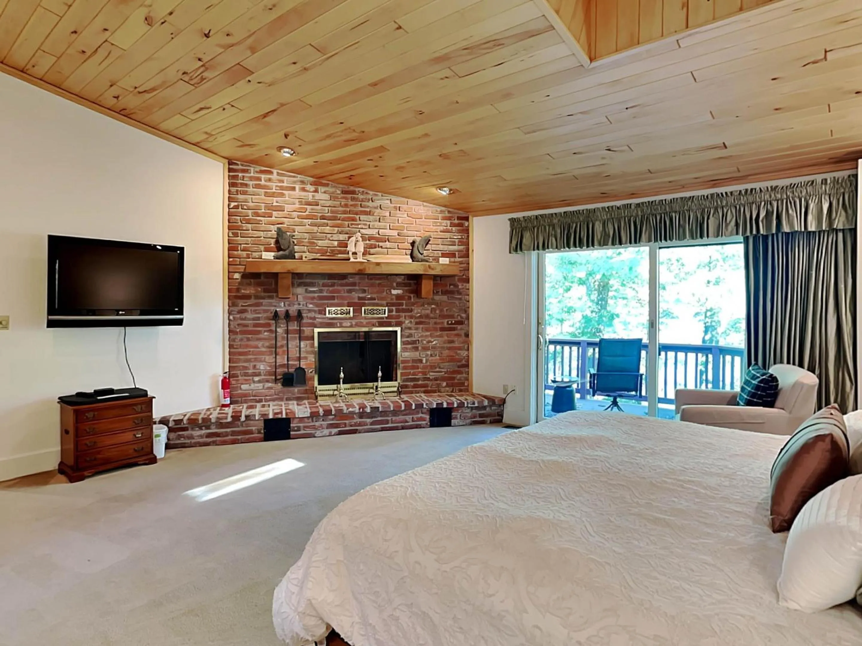 Bed in Shelby-on-the-Lake