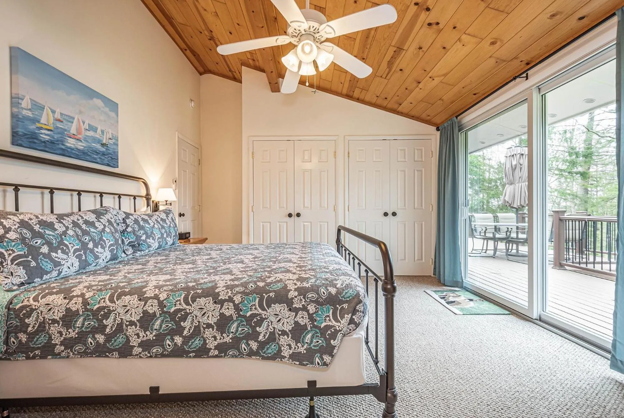 Bed in Lakeside Dreamin