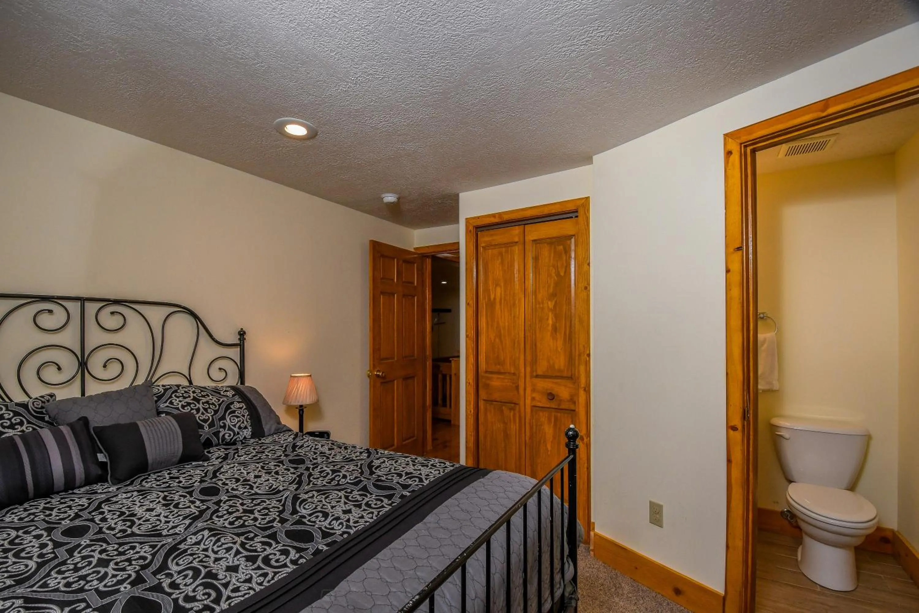 Property building, Bed in Happy Trails