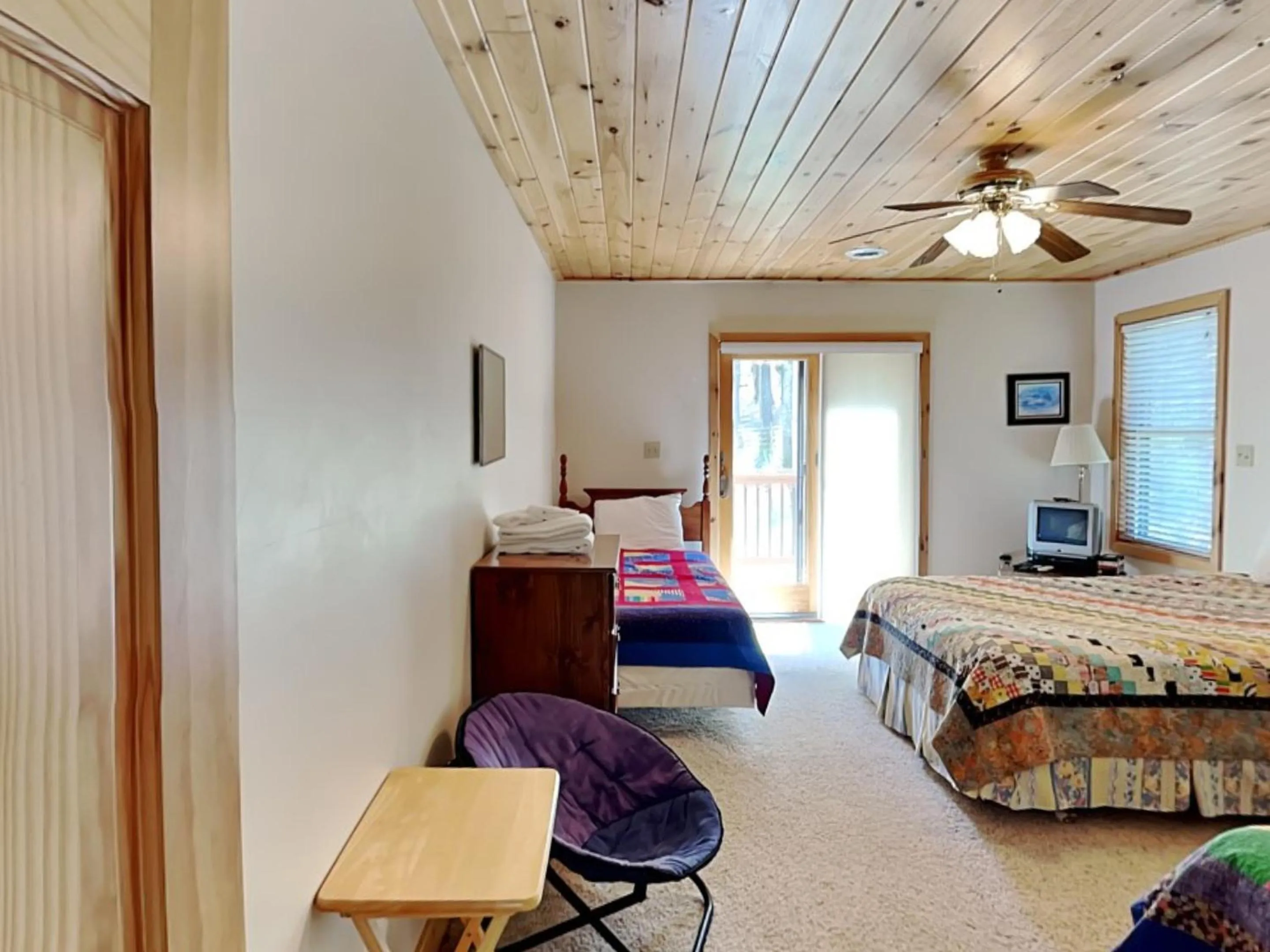 Bed in Lakeview Cottage