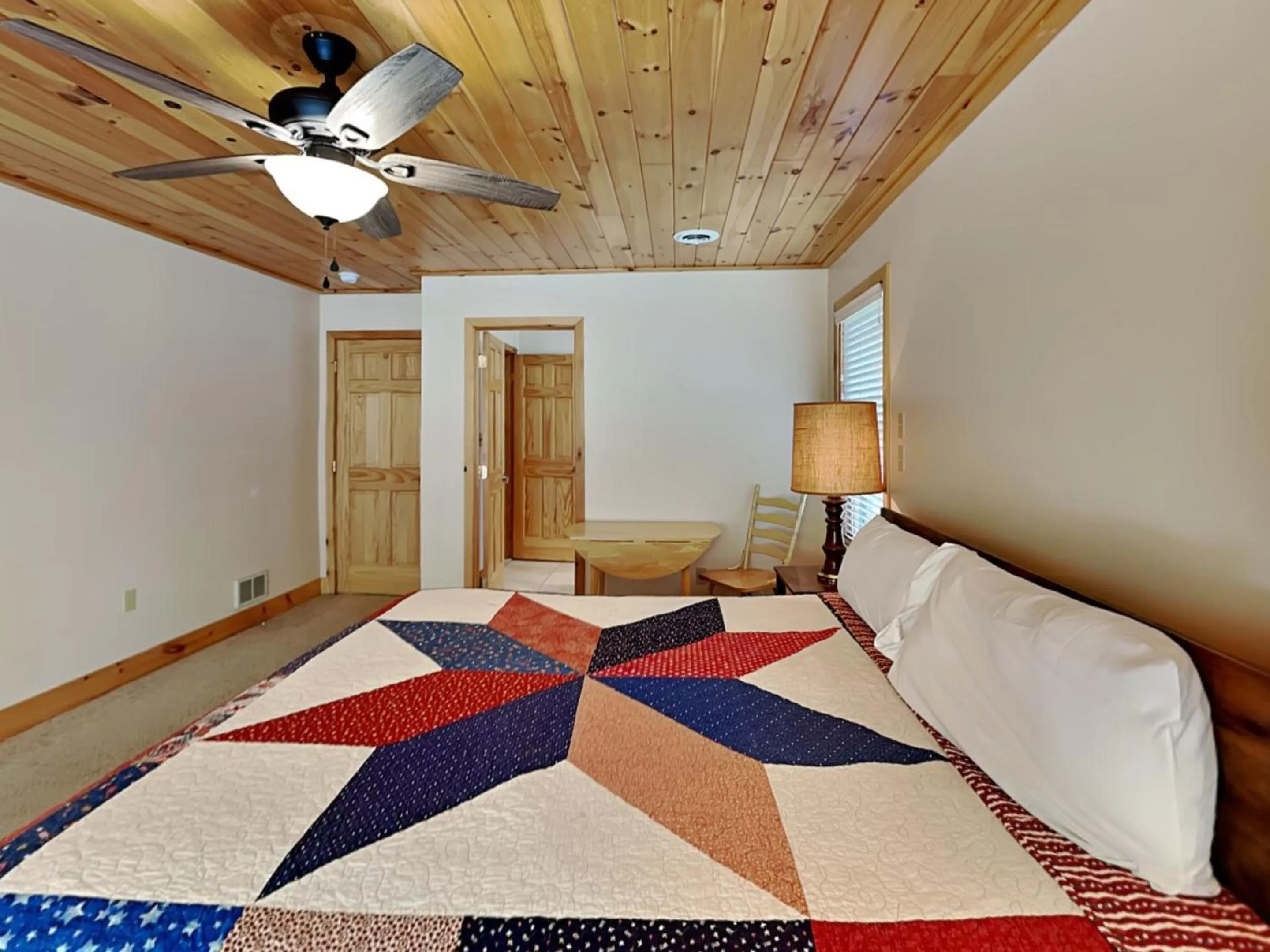 Bed in Lakeview Cottage