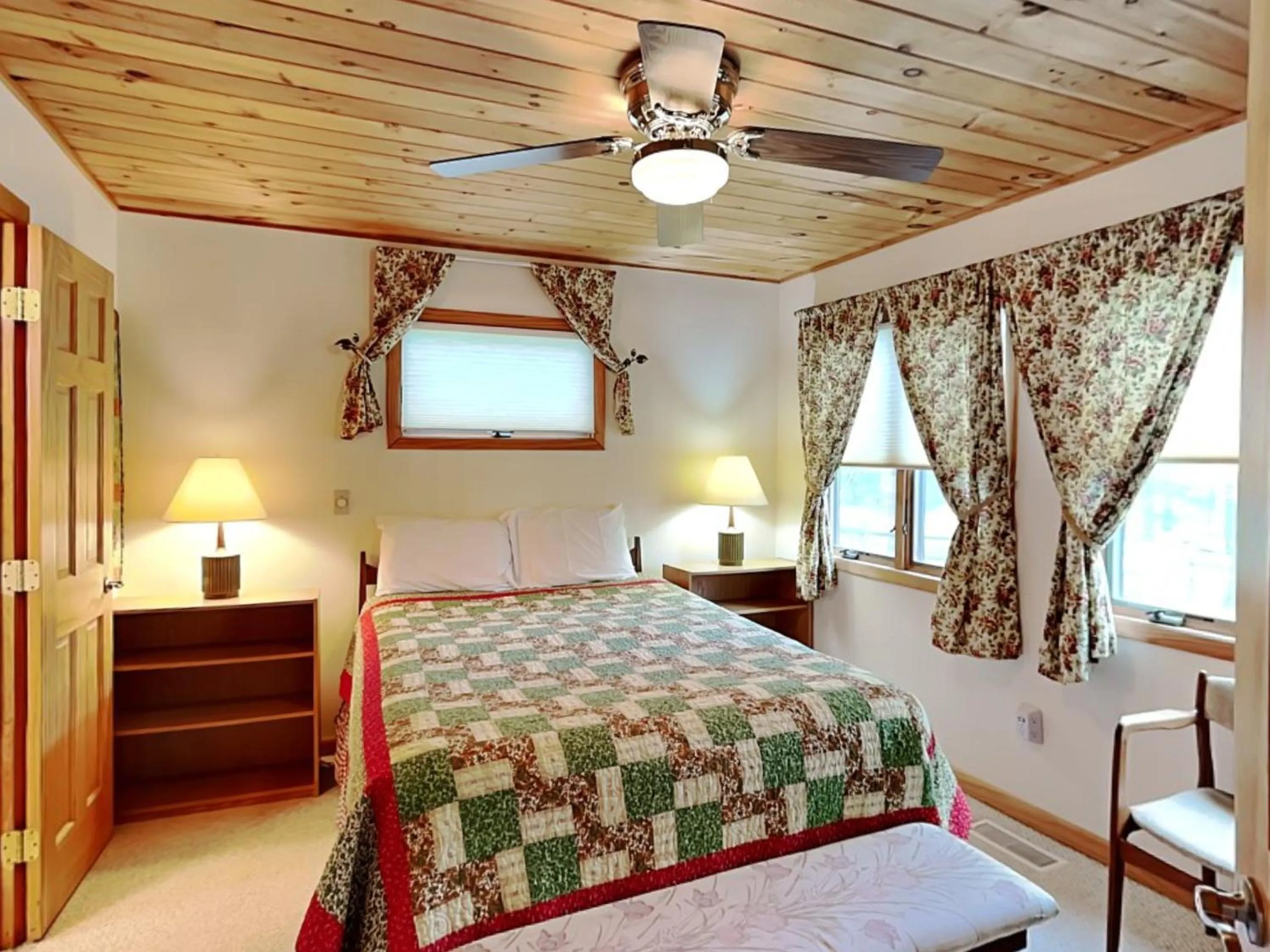 Bed in Lakeview Cottage