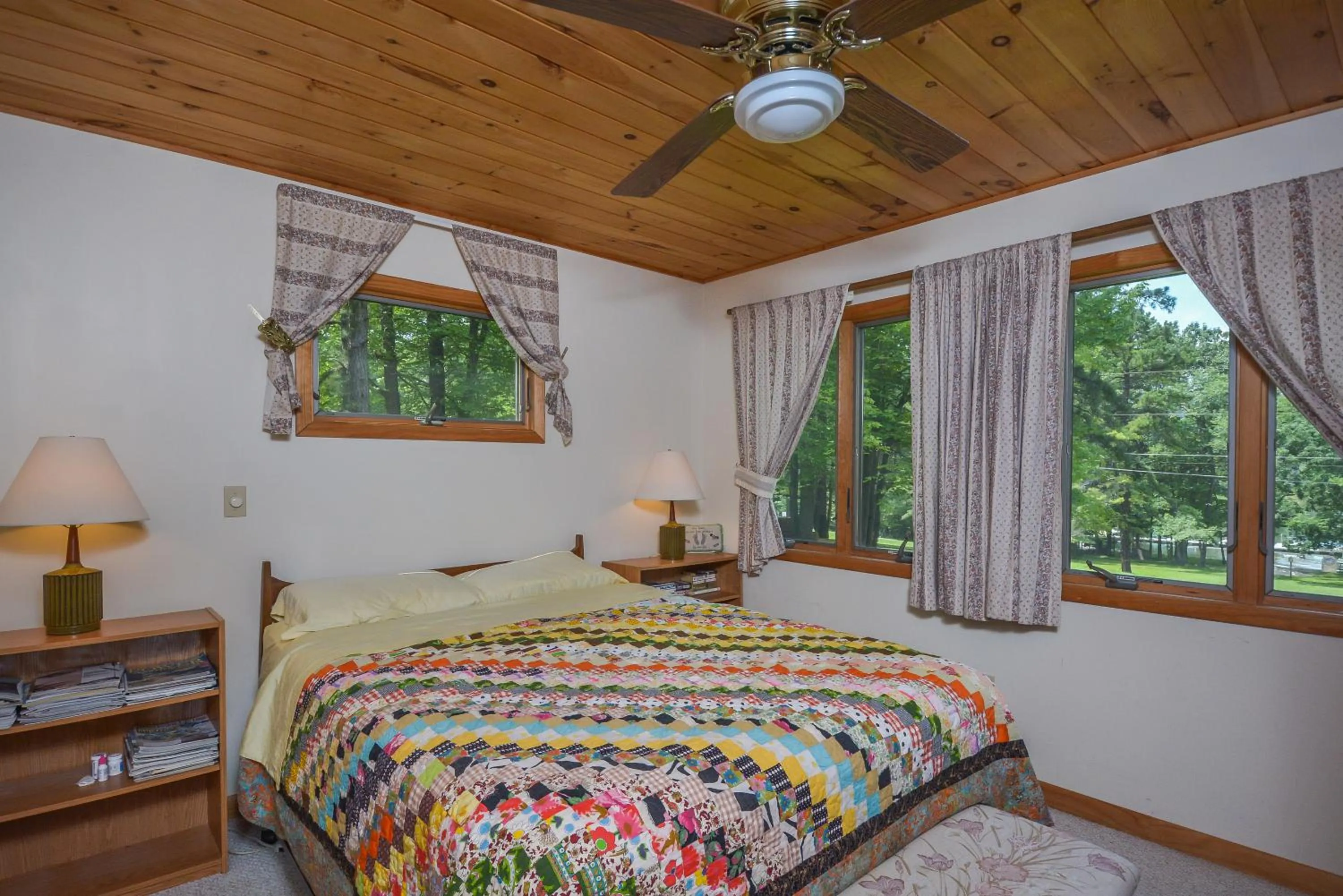 Property building, Bed in Lakeview Cottage