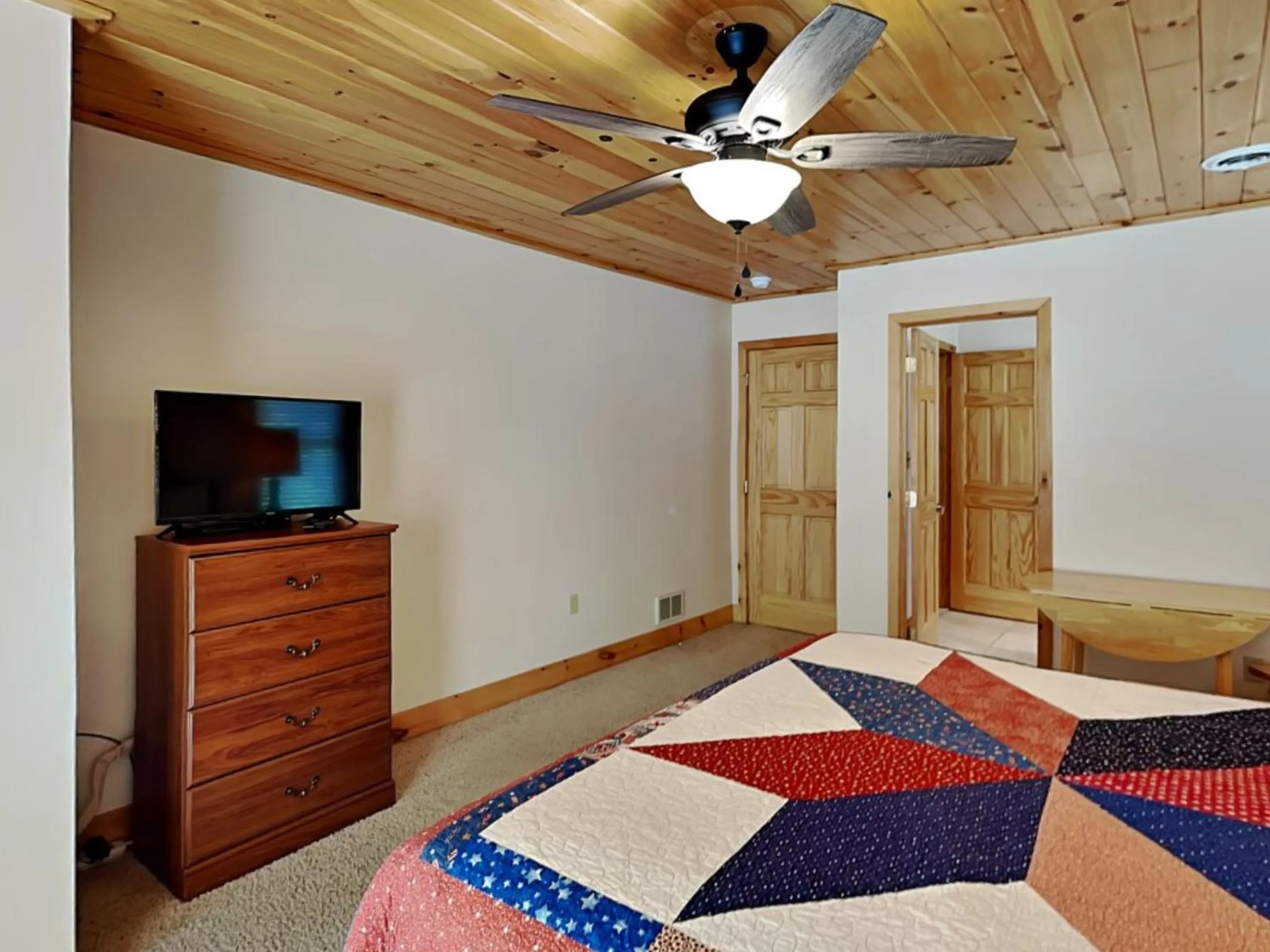 Bed in Lakeview Cottage