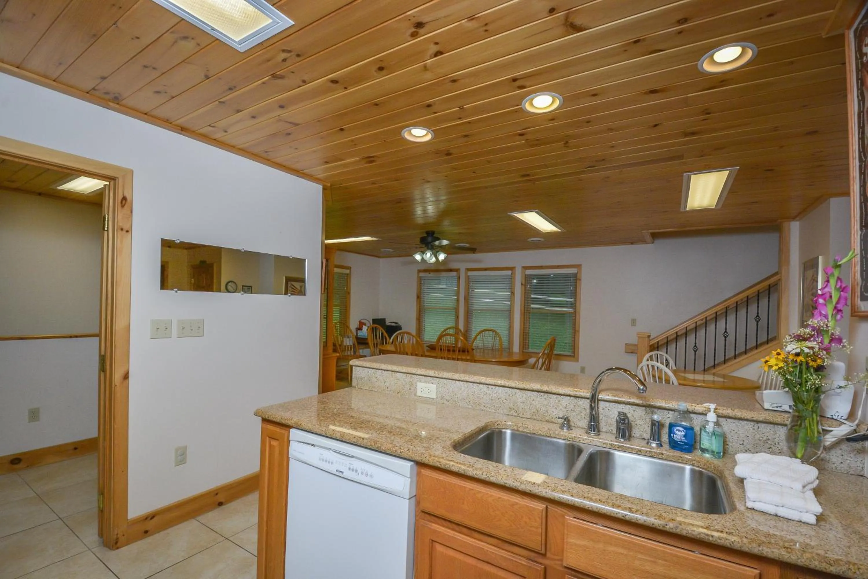 Property building in Lakeview Cottage