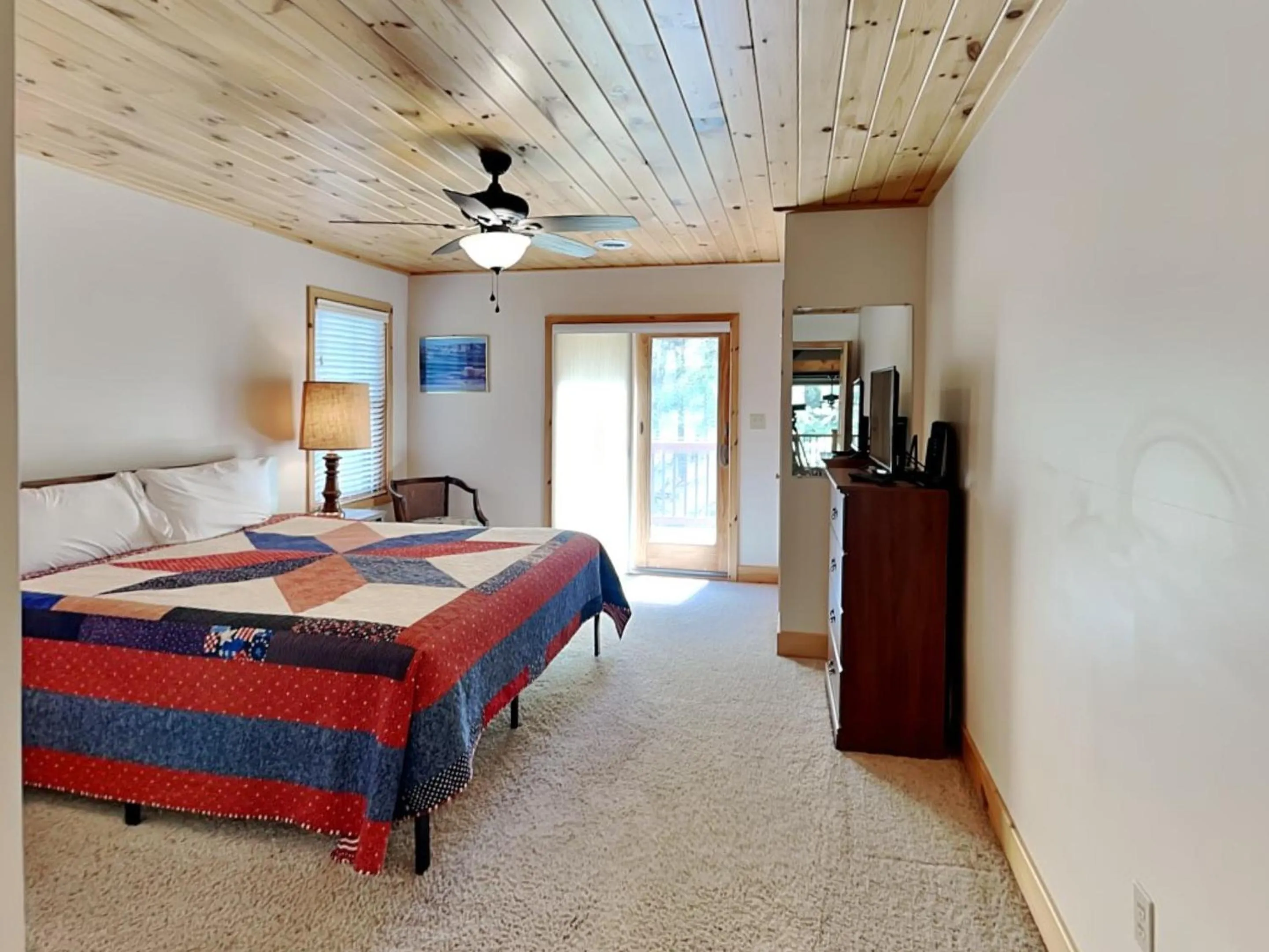 Bed in Lakeview Cottage