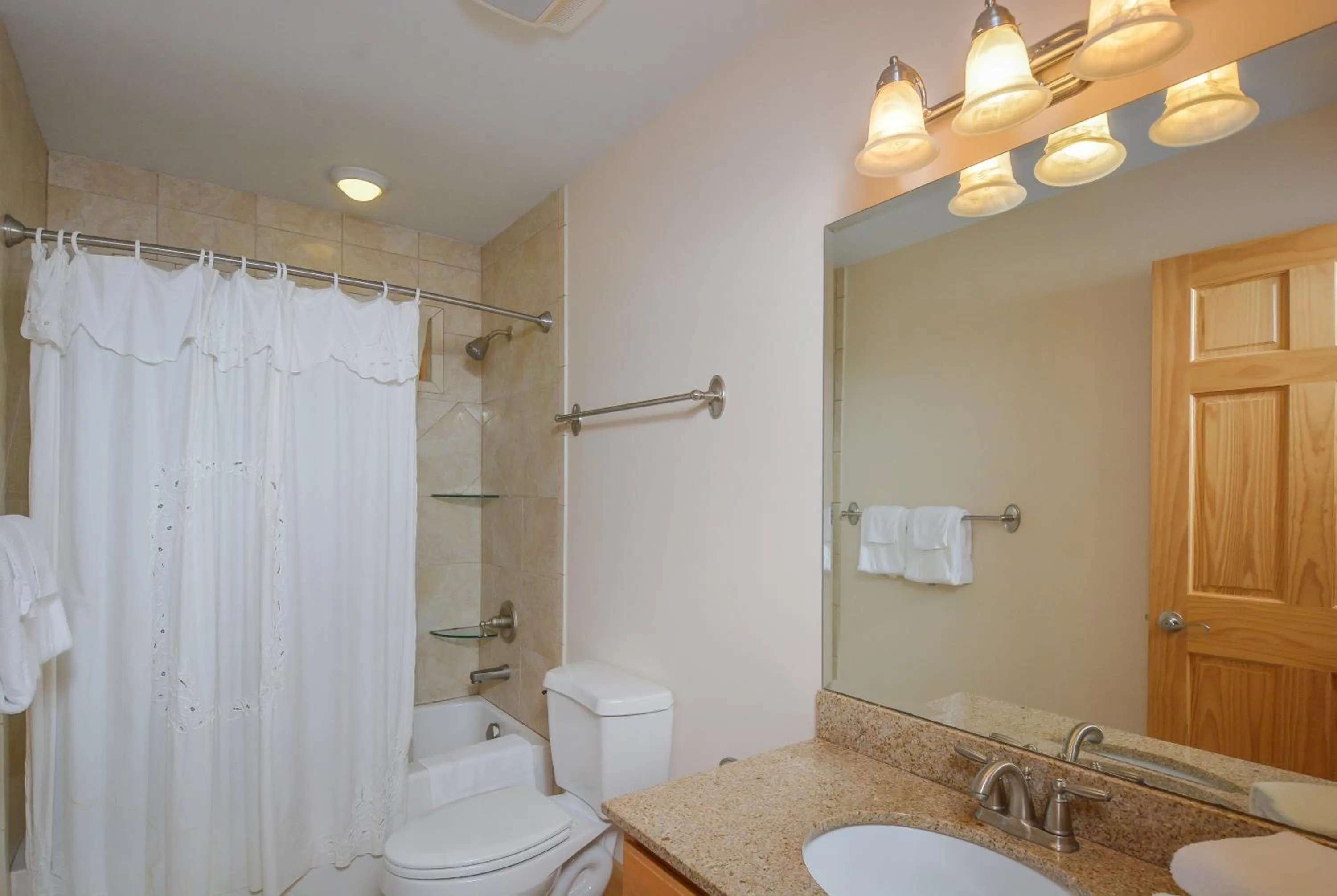 Property building in Lakeview Cottage