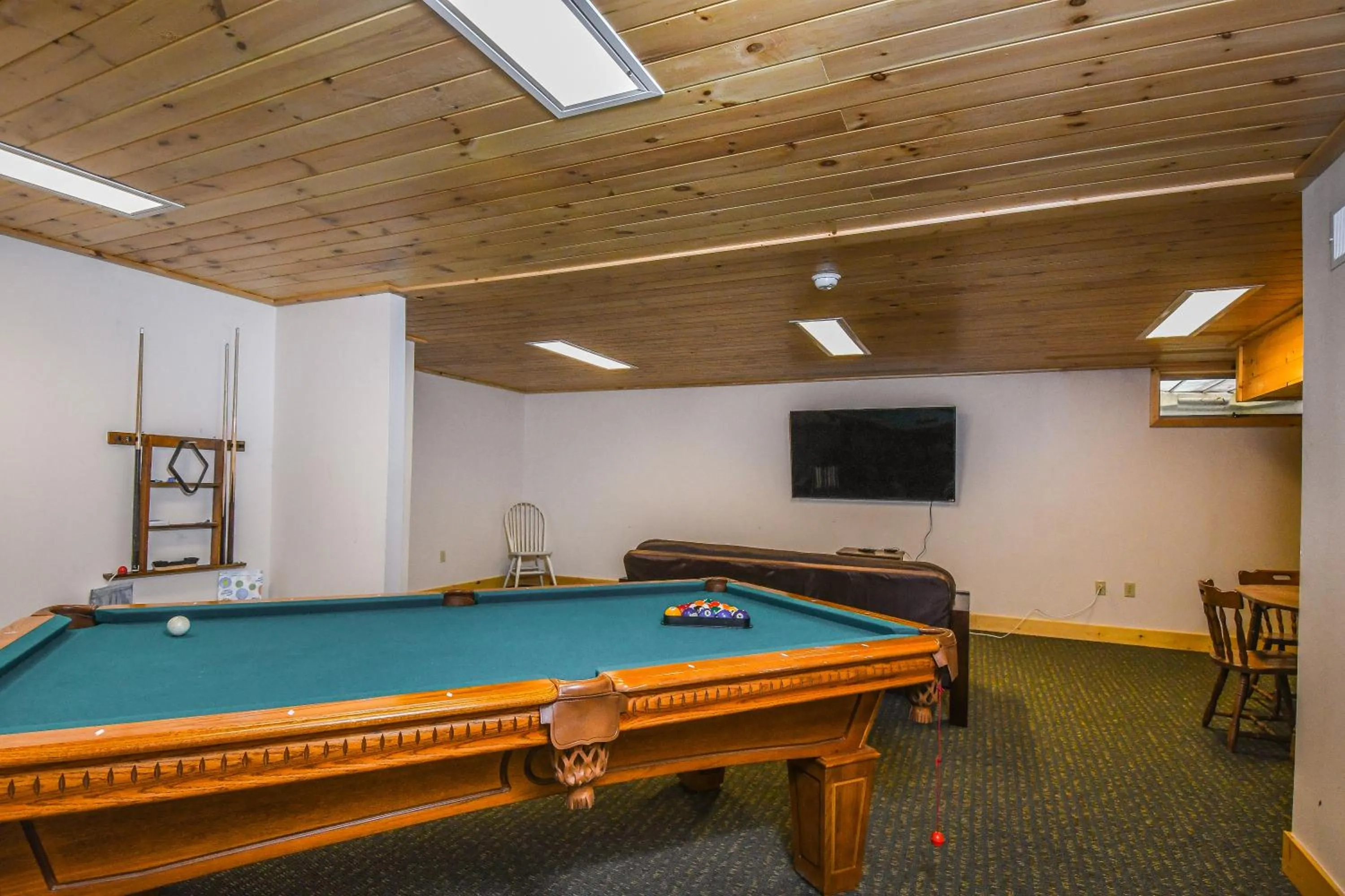 Property building in Lakeview Cottage