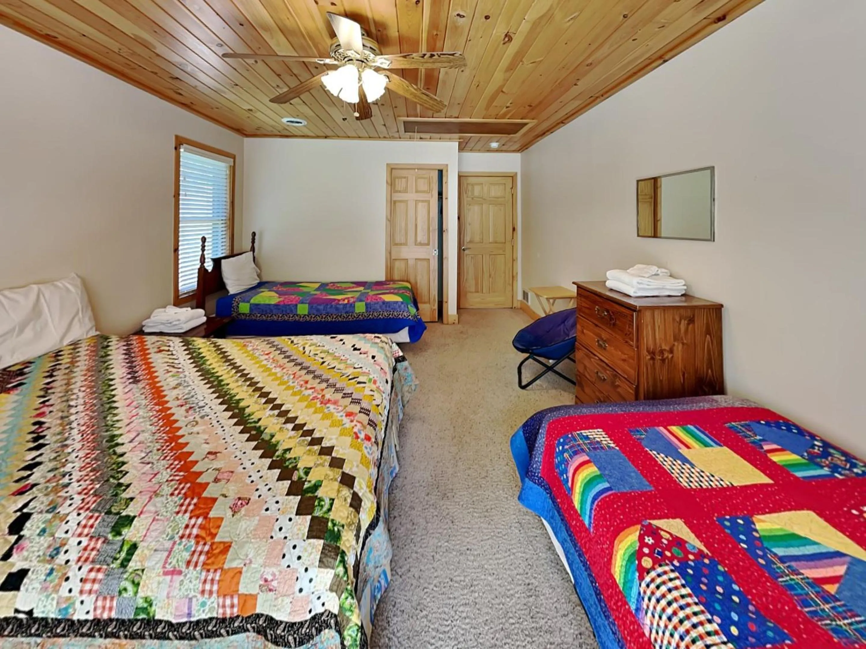Bed in Lakeview Cottage