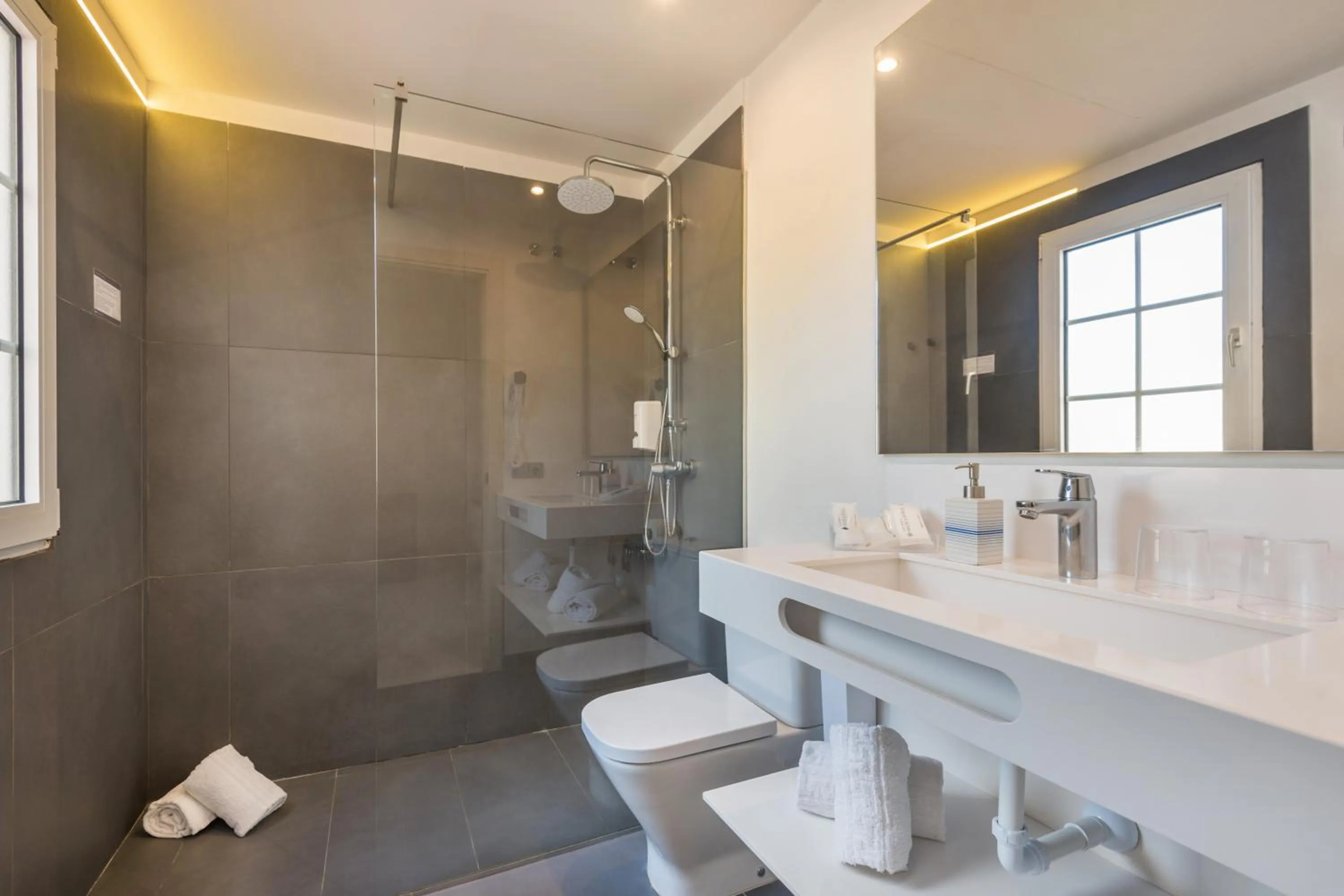 Shower in Hotel Patricia Menorca